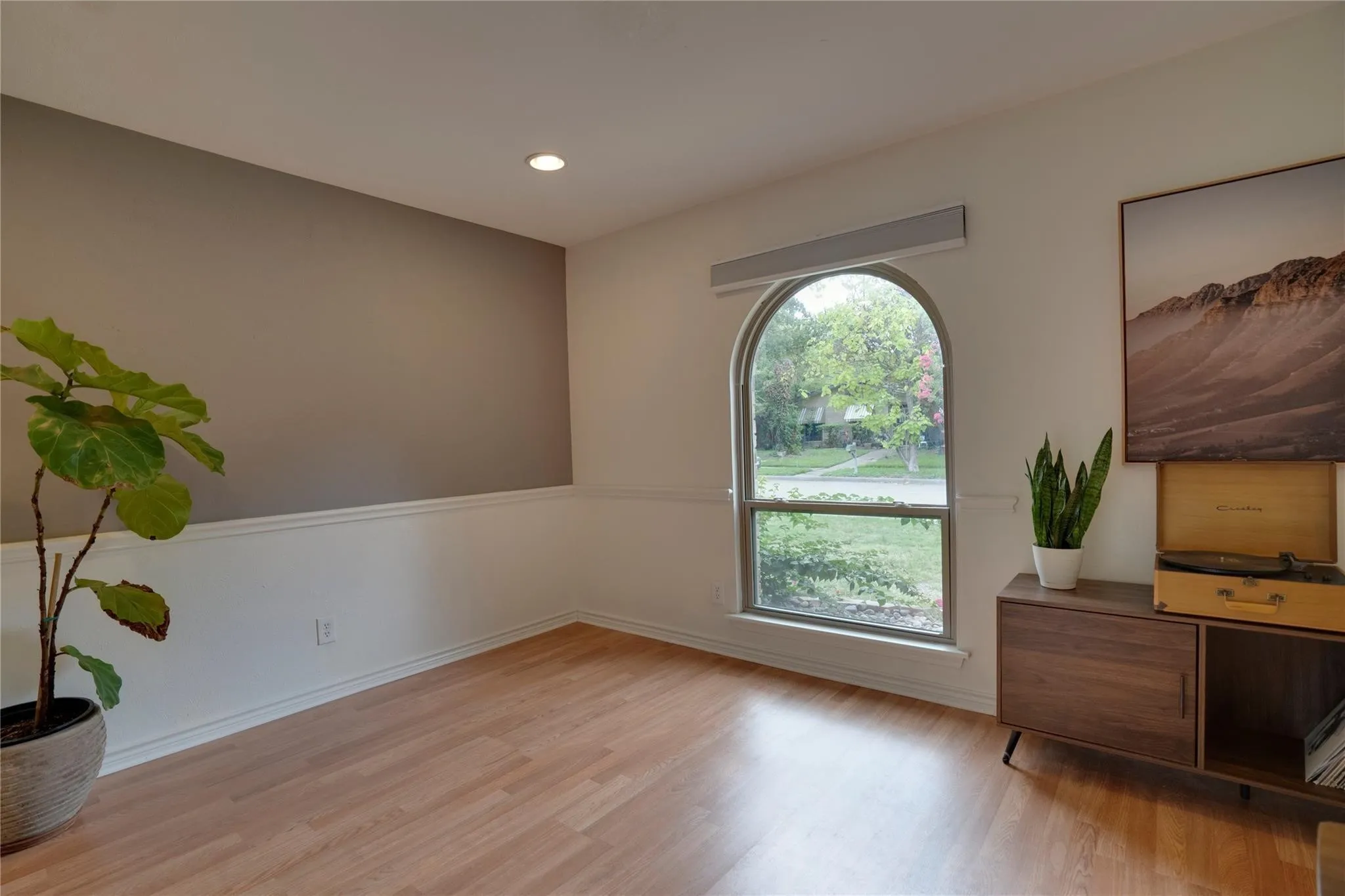 Single Family Residence For Rent in Dallas County , 8515 Londonderry Lane, Dallas, Texas 75228, 3 Bedroom, 2 Bathroom, 2 Garage spaces, 1,732 Sqft, built in 1977, mls#21377892, Real Estate Agent in Dallas, Homes For Rent in Dallas county, Homes For Rent in Dallas, Realtor in Dallas Texas, Real Estate Brokerage Independent Realty Texas, Luminita Cordes Realtor