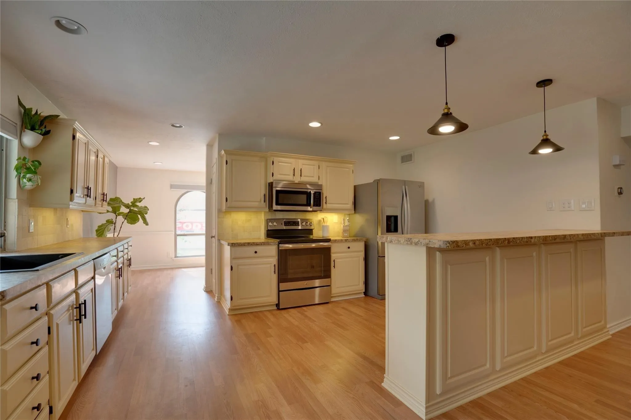 Single Family Residence For Rent in Dallas County , 8515 Londonderry Lane, Dallas, Texas 75228, 3 Bedroom, 2 Bathroom, 2 Garage spaces, 1,732 Sqft, built in 1977, mls#21377892, Real Estate Agent in Dallas, Homes For Rent in Dallas county, Homes For Rent in Dallas, Realtor in Dallas Texas, Real Estate Brokerage Independent Realty Texas, Luminita Cordes Realtor