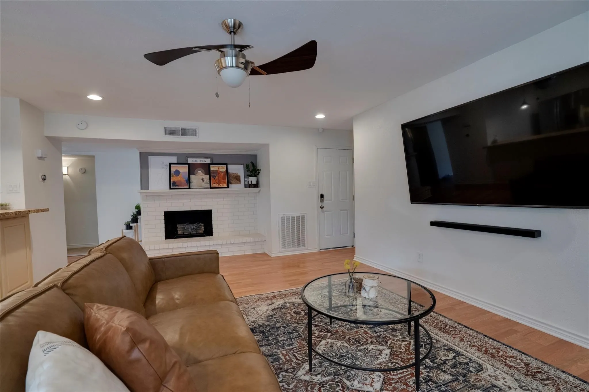 Single Family Residence For Rent in Dallas County , 8515 Londonderry Lane, Dallas, Texas 75228, 3 Bedroom, 2 Bathroom, 2 Garage spaces, 1,732 Sqft, built in 1977, mls#21377892, Real Estate Agent in Dallas, Homes For Rent in Dallas county, Homes For Rent in Dallas, Realtor in Dallas Texas, Real Estate Brokerage Independent Realty Texas, Luminita Cordes Realtor