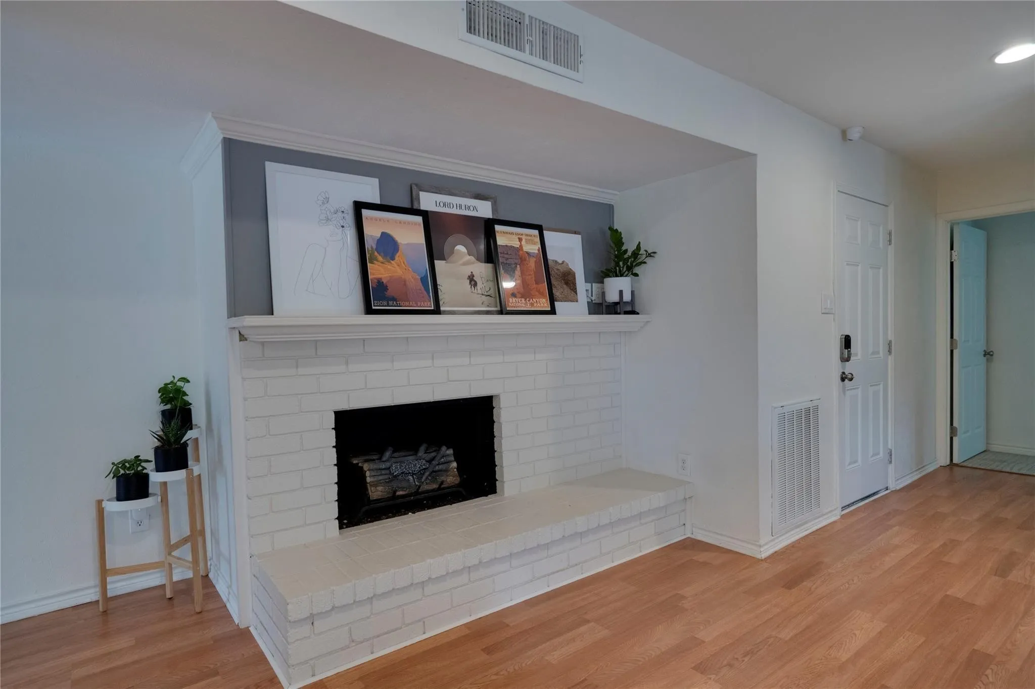 Single Family Residence For Rent in Dallas County , 8515 Londonderry Lane, Dallas, Texas 75228, 3 Bedroom, 2 Bathroom, 2 Garage spaces, 1,732 Sqft, built in 1977, mls#21377892, Real Estate Agent in Dallas, Homes For Rent in Dallas county, Homes For Rent in Dallas, Realtor in Dallas Texas, Real Estate Brokerage Independent Realty Texas, Luminita Cordes Realtor