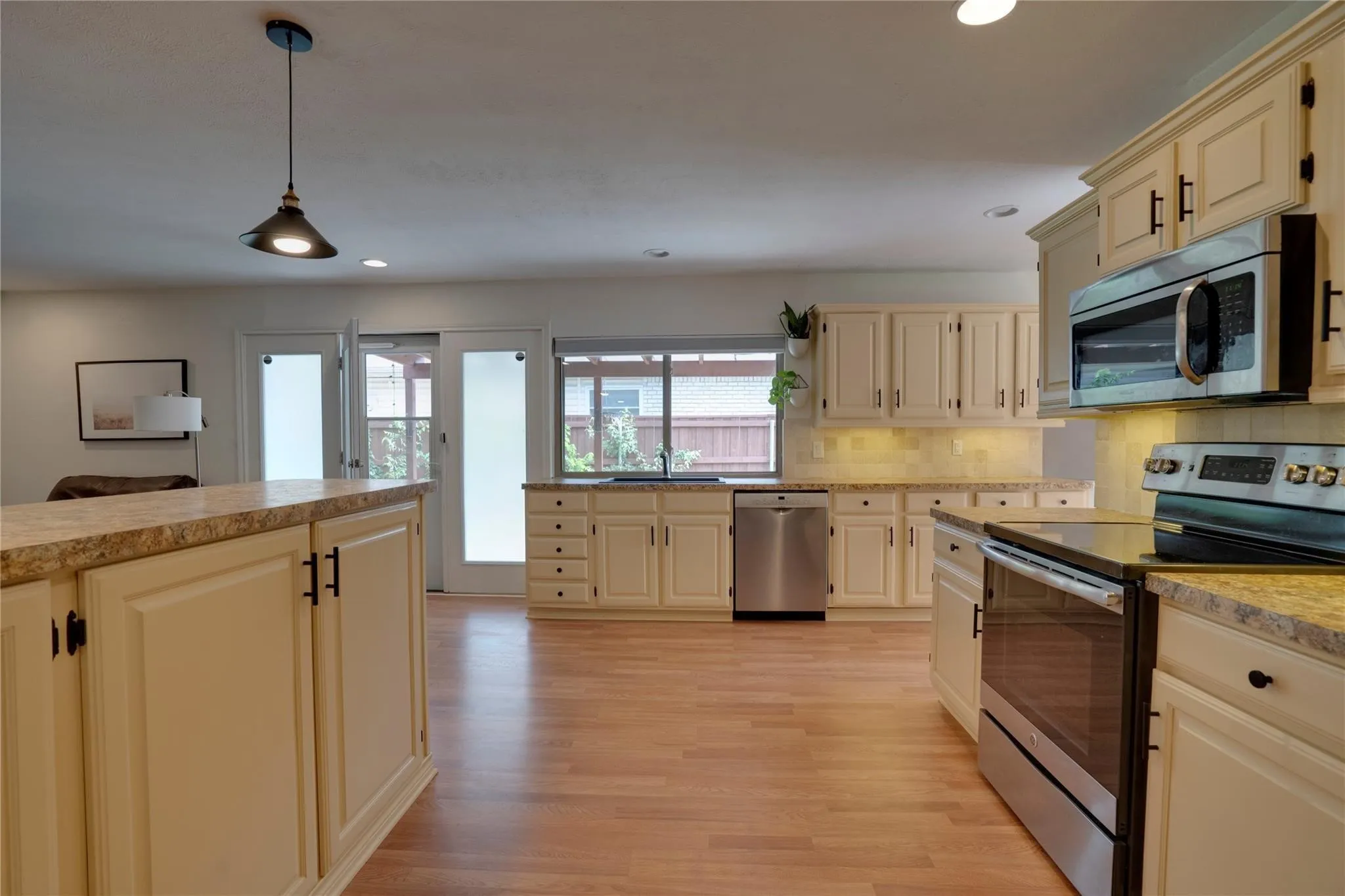 Single Family Residence For Rent in Dallas County , 8515 Londonderry Lane, Dallas, Texas 75228, 3 Bedroom, 2 Bathroom, 2 Garage spaces, 1,732 Sqft, built in 1977, mls#21377892, Real Estate Agent in Dallas, Homes For Rent in Dallas county, Homes For Rent in Dallas, Realtor in Dallas Texas, Real Estate Brokerage Independent Realty Texas, Luminita Cordes Realtor