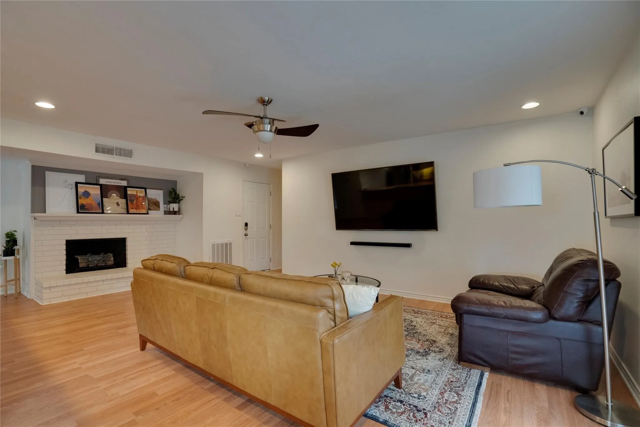 Single Family Residence For Rent in Dallas County , 8515 Londonderry Lane, Dallas, Texas 75228, 3 Bedroom, 2 Bathroom, 2 Garage spaces, 1,732 Sqft, built in 1977, mls#21377892, Real Estate Agent in Dallas, Homes For Rent in Dallas county, Homes For Rent in Dallas, Realtor in Dallas Texas, Real Estate Brokerage Independent Realty Texas, Luminita Cordes Realtor
