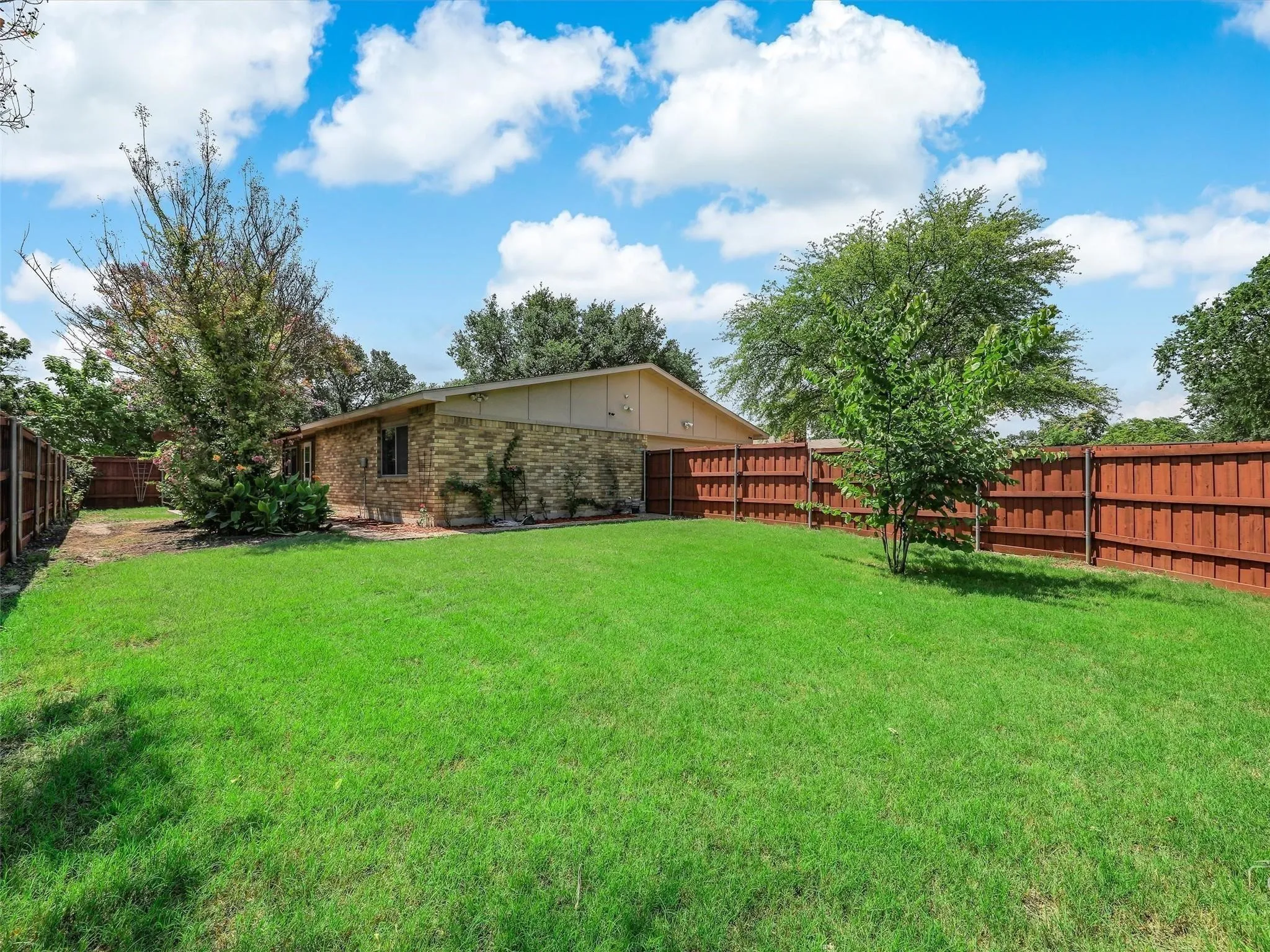 Single Family Residence For Rent in Dallas County , 8515 Londonderry Lane, Dallas, Texas 75228, 3 Bedroom, 2 Bathroom, 2 Garage spaces, 1,732 Sqft, built in 1977, mls#21377892, Real Estate Agent in Dallas, Homes For Rent in Dallas county, Homes For Rent in Dallas, Realtor in Dallas Texas, Real Estate Brokerage Independent Realty Texas, Luminita Cordes Realtor