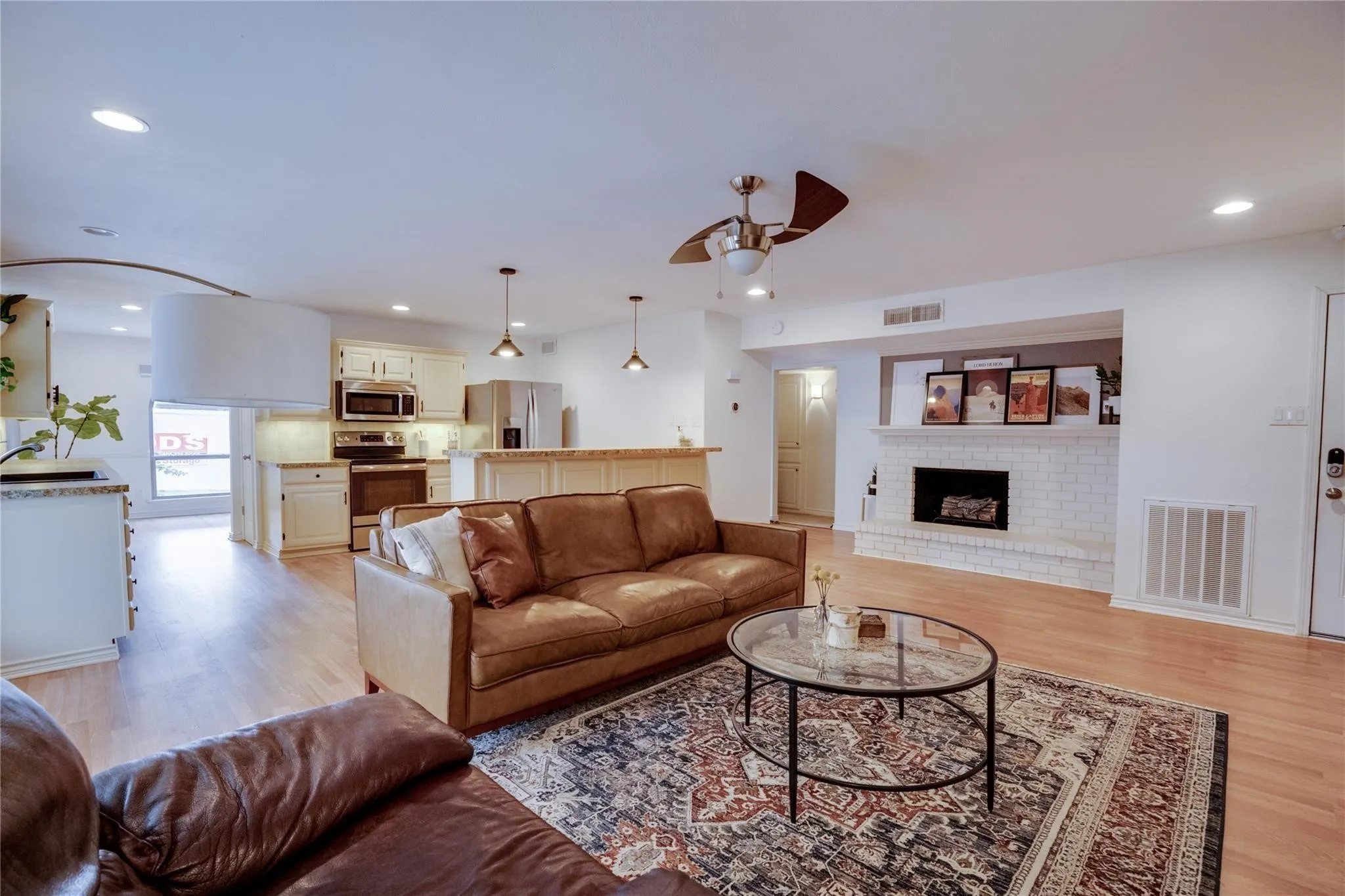 Single Family Residence For Rent in Dallas County , 8515 Londonderry Lane, Dallas, Texas 75228, 3 Bedroom, 2 Bathroom, 2 Garage spaces, 1,732 Sqft, built in 1977, mls#21377892, Real Estate Agent in Dallas, Homes For Rent in Dallas county, Homes For Rent in Dallas, Realtor in Dallas Texas, Real Estate Brokerage Independent Realty Texas, Luminita Cordes Realtor