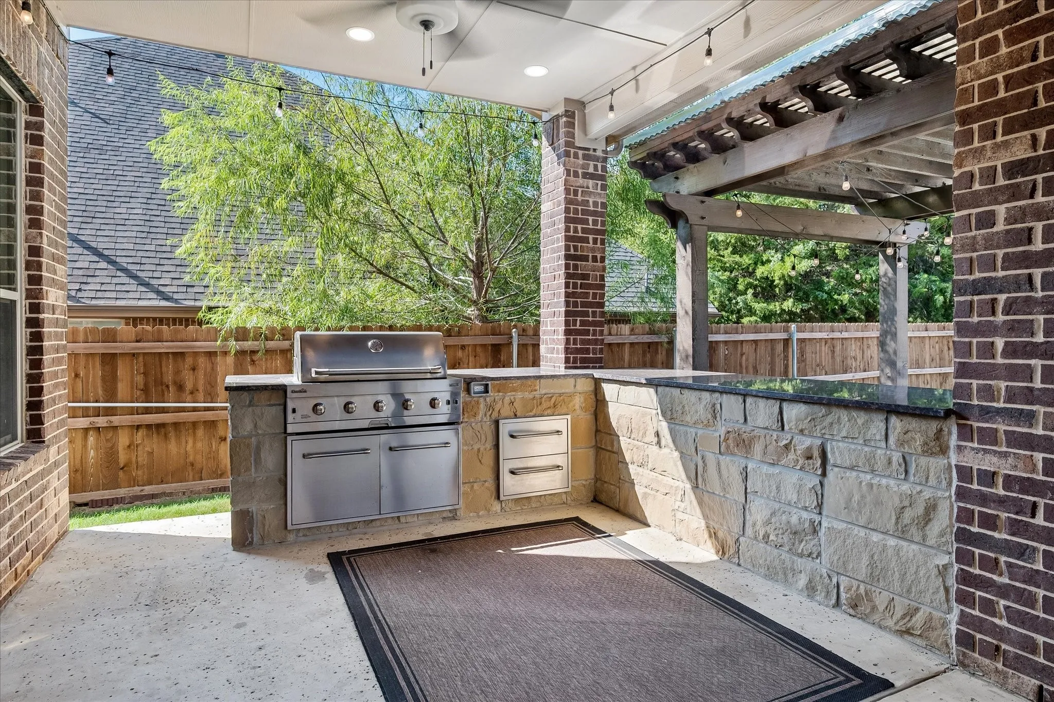 Outdoor kitchen area