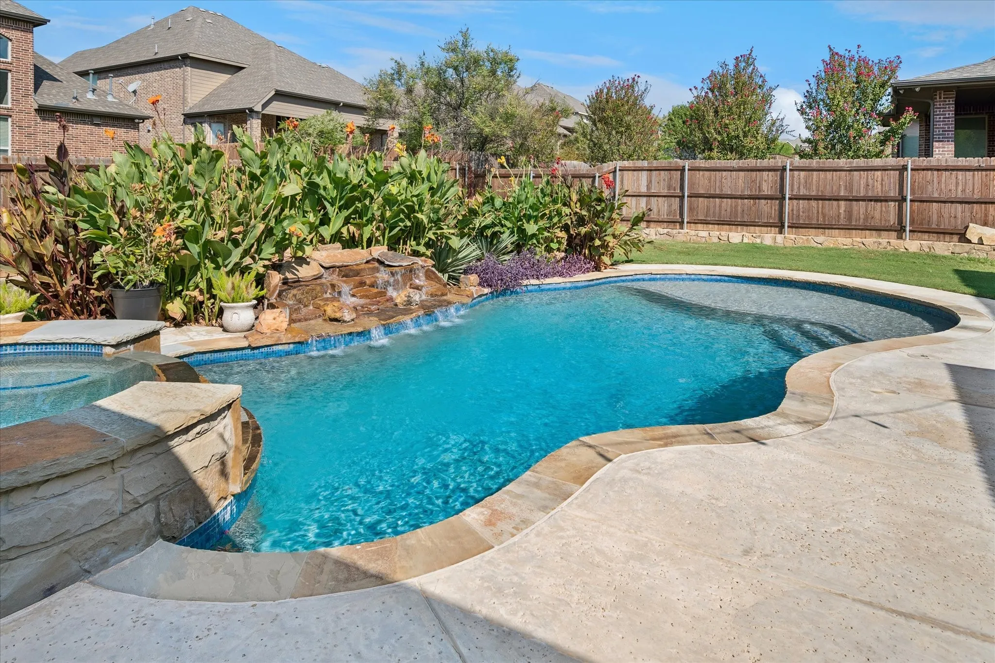 Spacious pool with a tanning ledge.