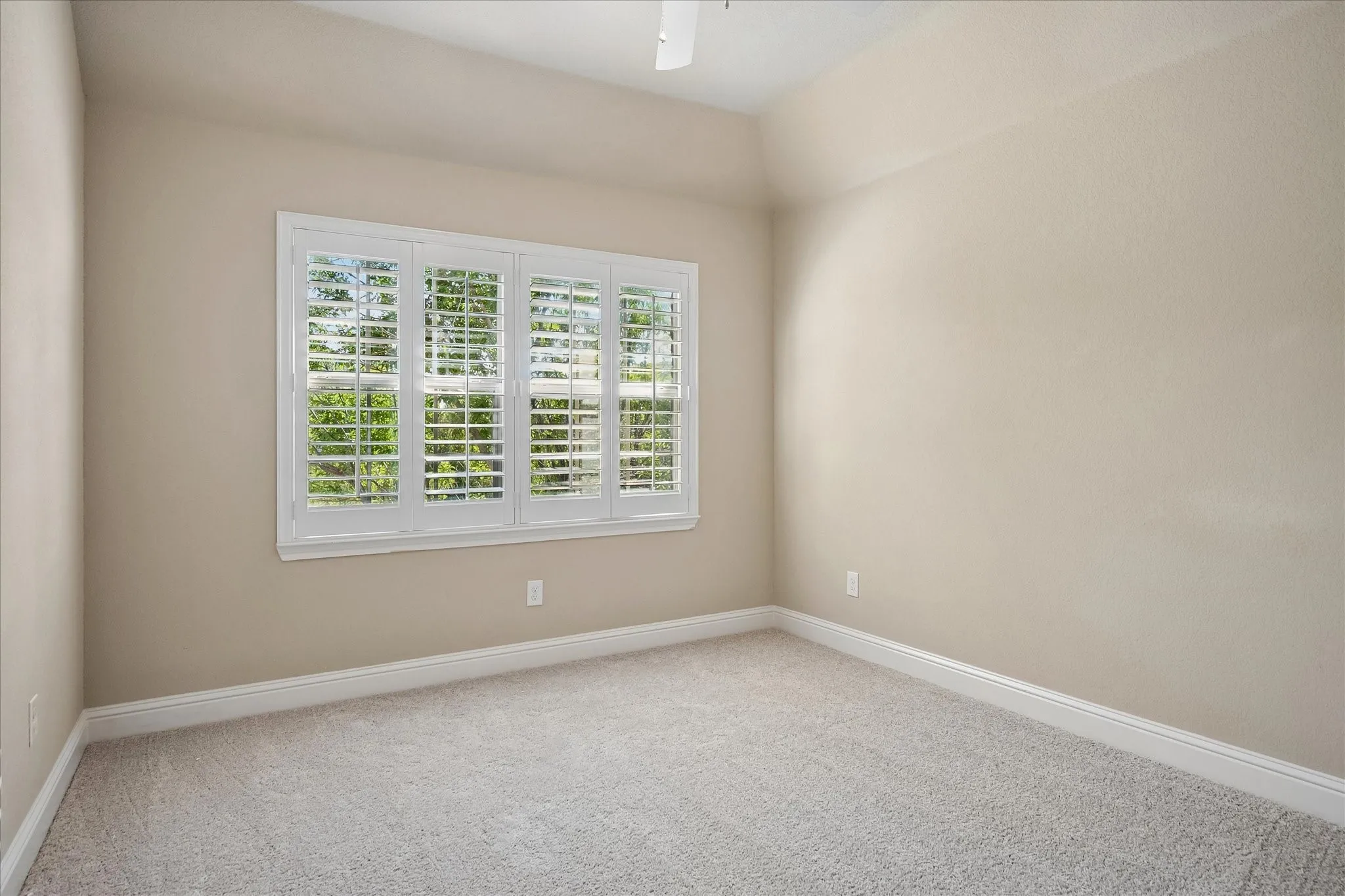 Upstairs front bedroom