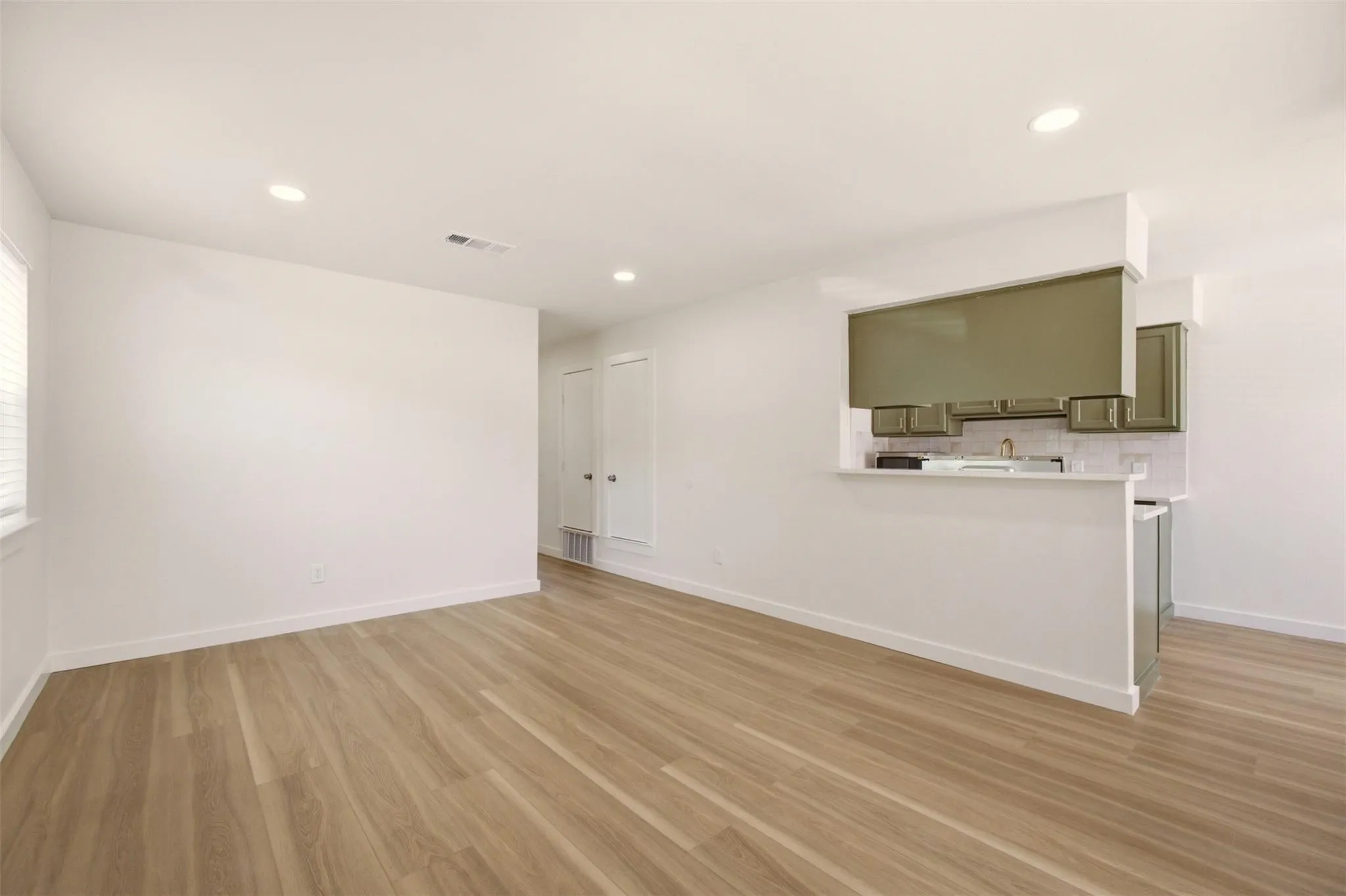 Apartment For Rent in Tarrant County , 908 Isbell Road A, Fort Worth, Texas 76114, 2 Bedroom, 2 Bathroom, Garage spaces, 920 Sqft, built in 1983, mls#21395471, Real Estate Agent in Fort Worth, Homes For Rent in Tarrant county, Homes For Rent in Fort Worth, Realtor in Fort Worth Texas, Real Estate Brokerage Independent Realty Texas, Luminita Cordes Realtor
