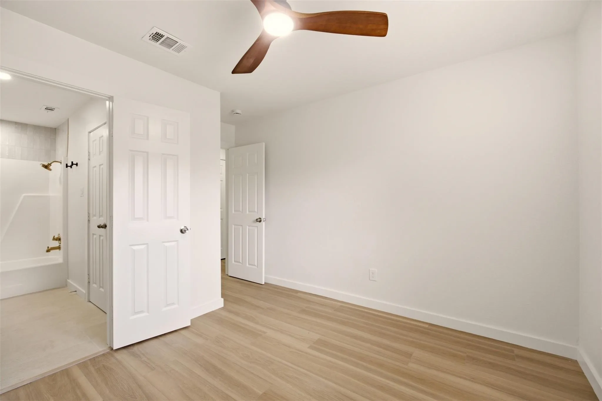 Apartment For Rent in Tarrant County , 908 Isbell Road A, Fort Worth, Texas 76114, 2 Bedroom, 2 Bathroom, Garage spaces, 920 Sqft, built in 1983, mls#21395471, Real Estate Agent in Fort Worth, Homes For Rent in Tarrant county, Homes For Rent in Fort Worth, Realtor in Fort Worth Texas, Real Estate Brokerage Independent Realty Texas, Luminita Cordes Realtor