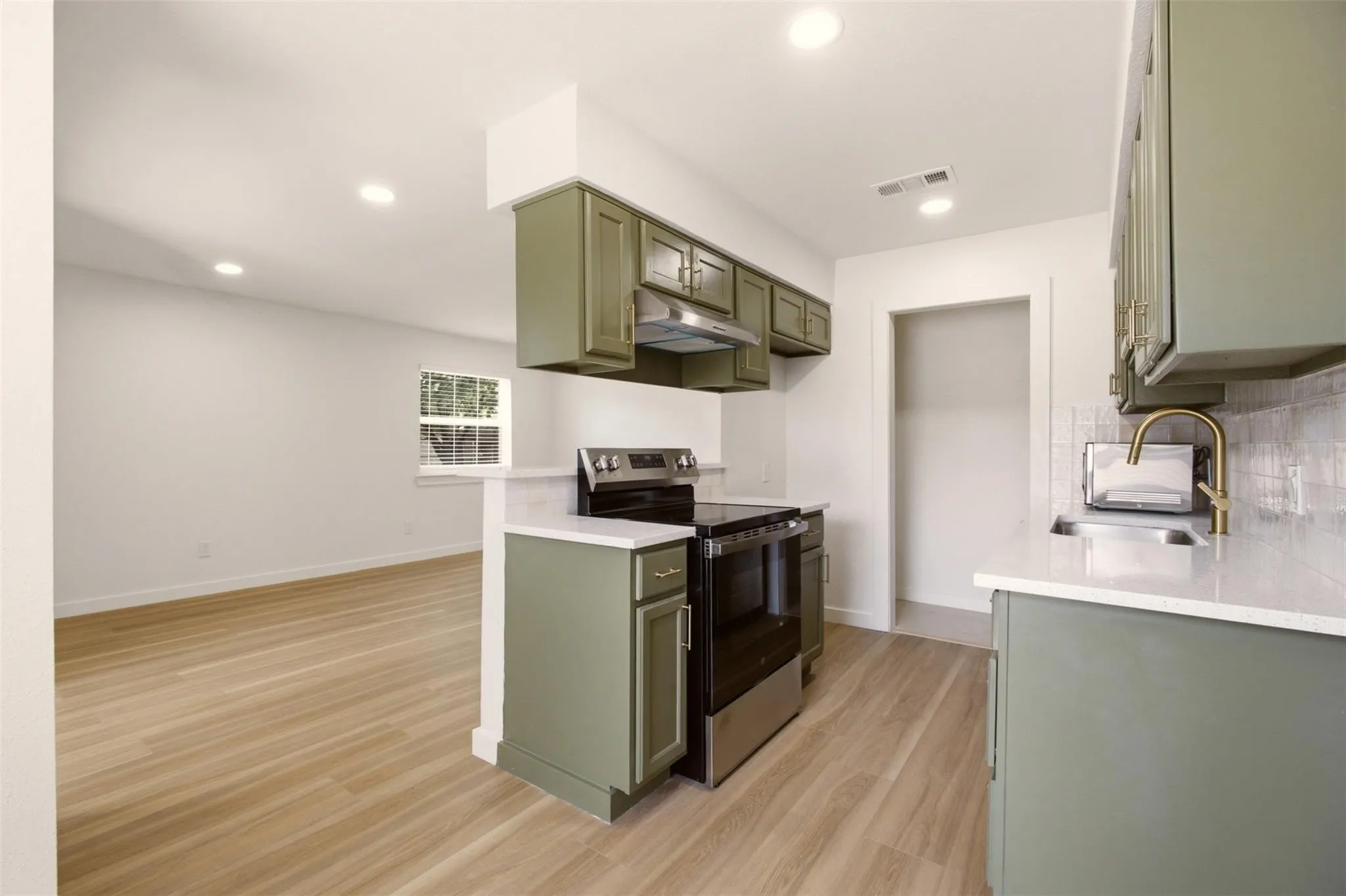 Apartment For Rent in Tarrant County , 908 Isbell Road A, Fort Worth, Texas 76114, 2 Bedroom, 2 Bathroom, Garage spaces, 920 Sqft, built in 1983, mls#21395471, Real Estate Agent in Fort Worth, Homes For Rent in Tarrant county, Homes For Rent in Fort Worth, Realtor in Fort Worth Texas, Real Estate Brokerage Independent Realty Texas, Luminita Cordes Realtor