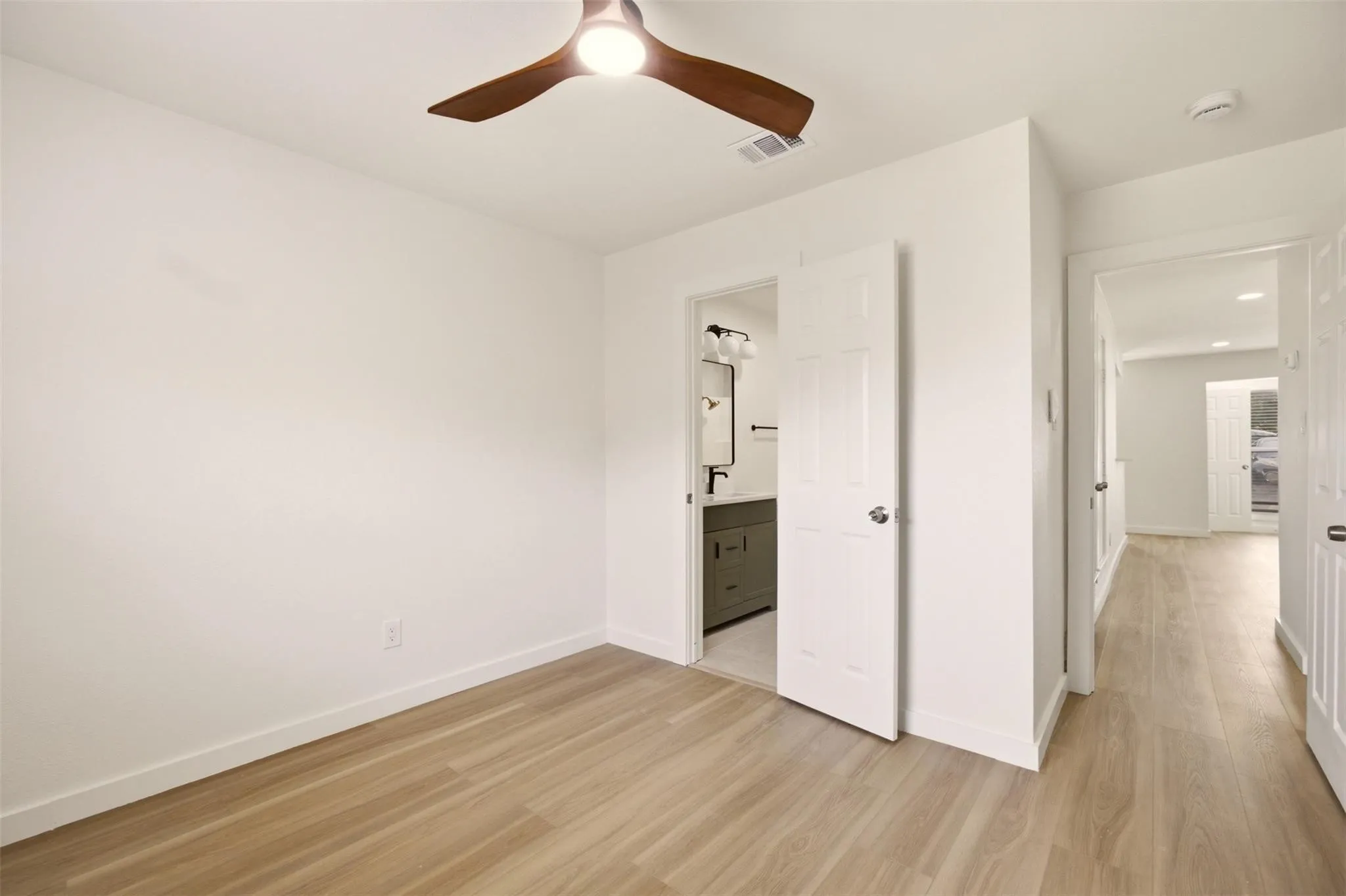 Apartment For Rent in Tarrant County , 908 Isbell Road A, Fort Worth, Texas 76114, 2 Bedroom, 2 Bathroom, Garage spaces, 920 Sqft, built in 1983, mls#21395471, Real Estate Agent in Fort Worth, Homes For Rent in Tarrant county, Homes For Rent in Fort Worth, Realtor in Fort Worth Texas, Real Estate Brokerage Independent Realty Texas, Luminita Cordes Realtor