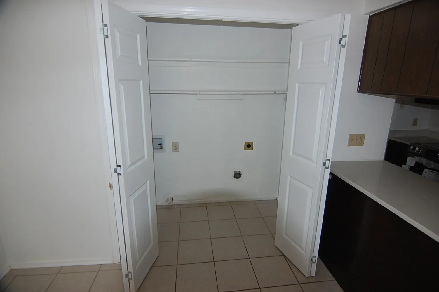 Duplex For Rent in Tarrant County , 4801 Woodland Park Boulevard, Arlington, Texas 76013, 4 Bedroom, 2 Bathroom, Garage spaces, 1,558 Sqft, built in 1978, mls#21387270, Real Estate Agent in Arlington, Homes For Rent in Tarrant county, Homes For Rent in Arlington, Realtor in Arlington Texas, Real Estate Brokerage Independent Realty Texas, Luminita Cordes Realtor
