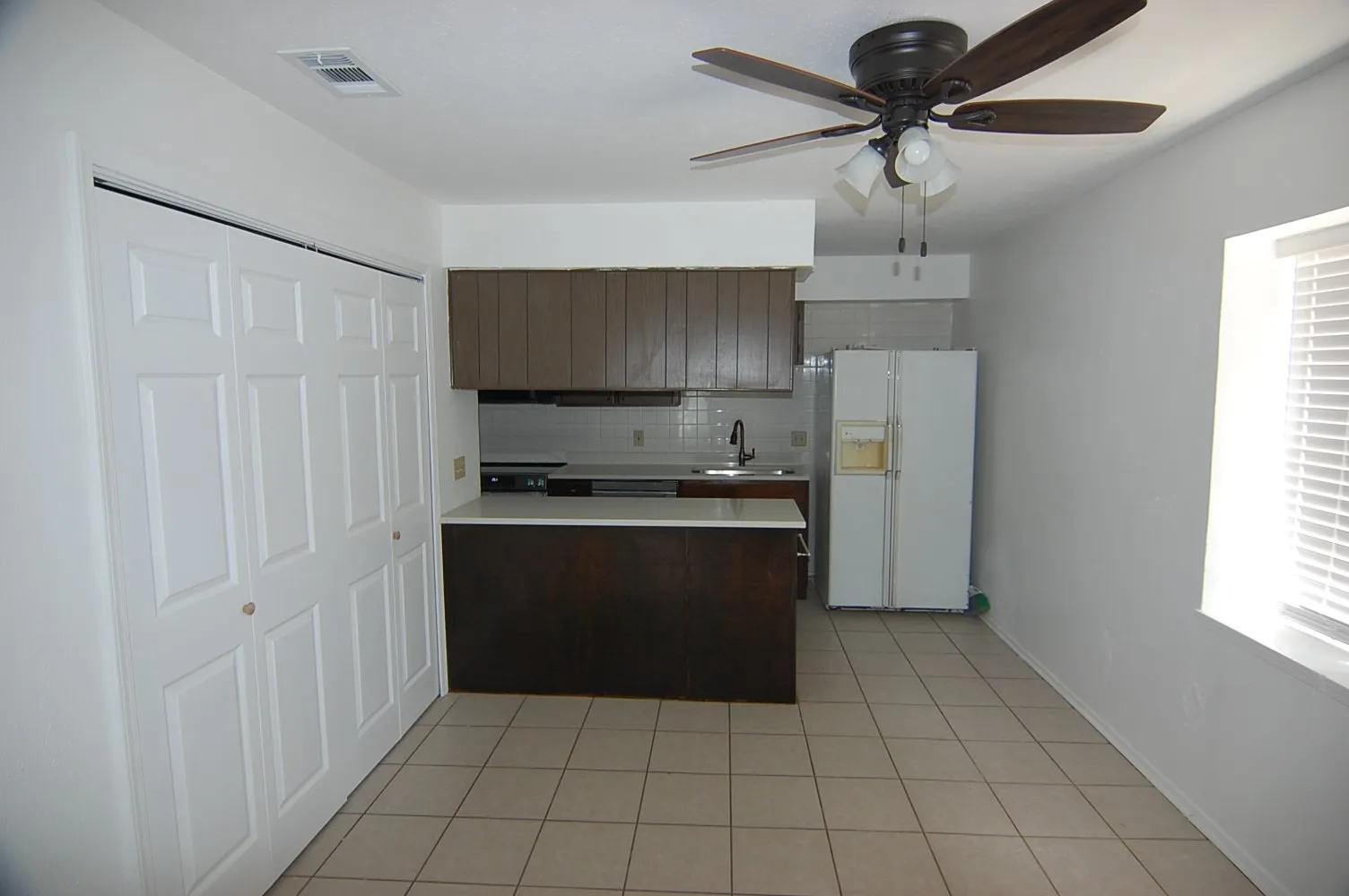 Duplex For Rent in Tarrant County , 4801 Woodland Park Boulevard, Arlington, Texas 76013, 4 Bedroom, 2 Bathroom, Garage spaces, 1,558 Sqft, built in 1978, mls#21387270, Real Estate Agent in Arlington, Homes For Rent in Tarrant county, Homes For Rent in Arlington, Realtor in Arlington Texas, Real Estate Brokerage Independent Realty Texas, Luminita Cordes Realtor