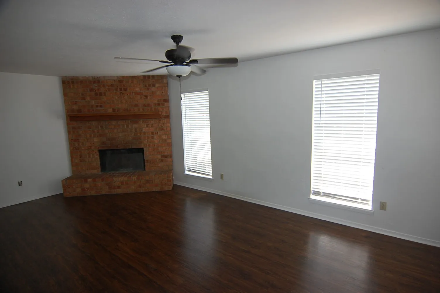 Duplex For Rent in Tarrant County , 4801 Woodland Park Boulevard, Arlington, Texas 76013, 4 Bedroom, 2 Bathroom, Garage spaces, 1,558 Sqft, built in 1978, mls#21387270, Real Estate Agent in Arlington, Homes For Rent in Tarrant county, Homes For Rent in Arlington, Realtor in Arlington Texas, Real Estate Brokerage Independent Realty Texas, Luminita Cordes Realtor