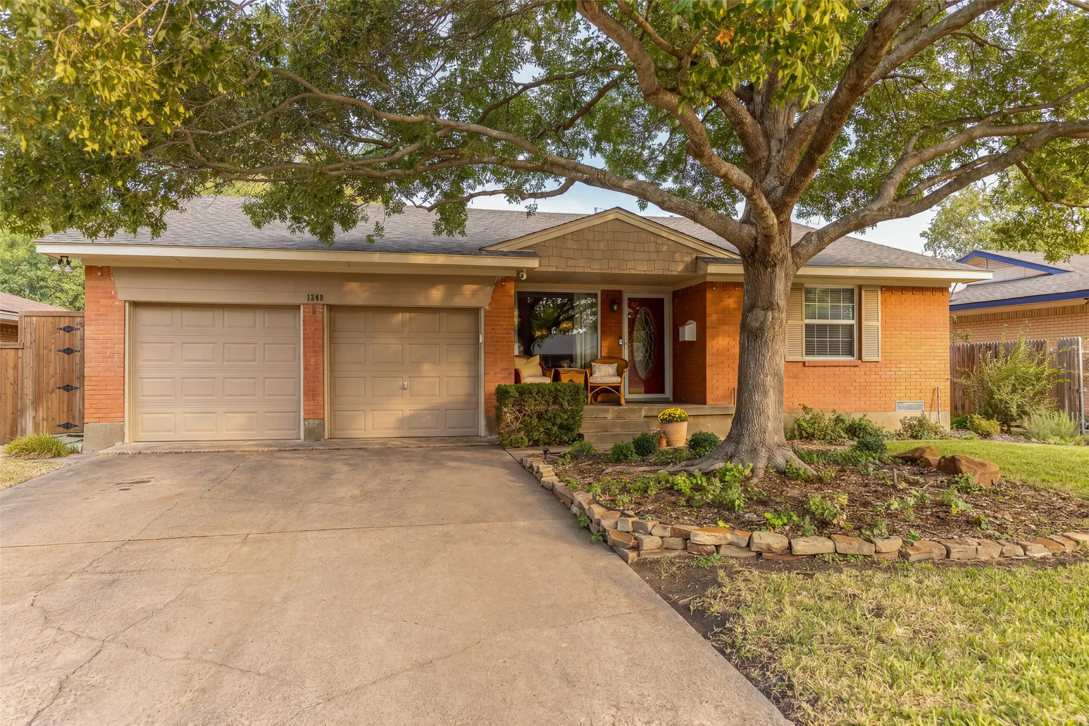 Single Family Residence For Sale in Dallas County , 1240 Dalhart Drive, Richardson, Texas 75080, 3 Bedroom, 2 Bathroom, 2 Garage spaces, 1,358 Sqft, built in 1958, mls#21393172, Real Estate Agent in Richardson, Homes For Sale in Dallas county, Homes For Sale in Richardson, Realtor in Richardson Texas, Real Estate Brokerage Independent Realty Texas, Luminita Cordes Realtor