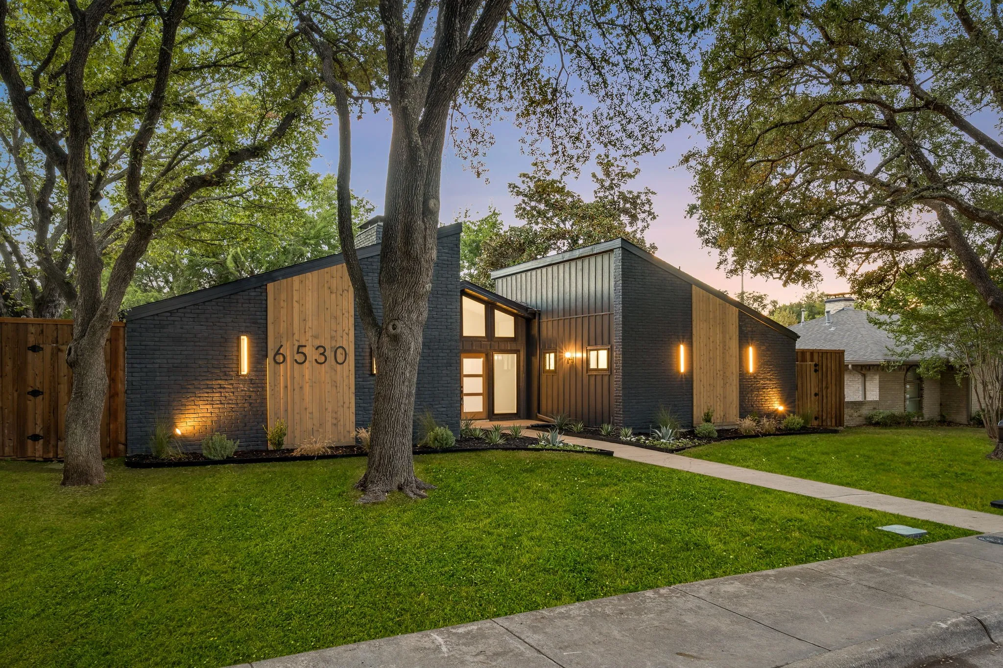 Single Family Residence For Sale in Dallas County , 6530 Southpoint Drive, Dallas, Texas 75248, 3 Bedroom, 4 Bathroom, 2 Garage spaces, 2,499 Sqft, built in 1973, mls#21394220, Real Estate Agent in Dallas, Homes For Sale in Dallas county, Homes For Sale in Dallas, Realtor in Dallas Texas, Real Estate Brokerage Independent Realty Texas, Luminita Cordes Realtor