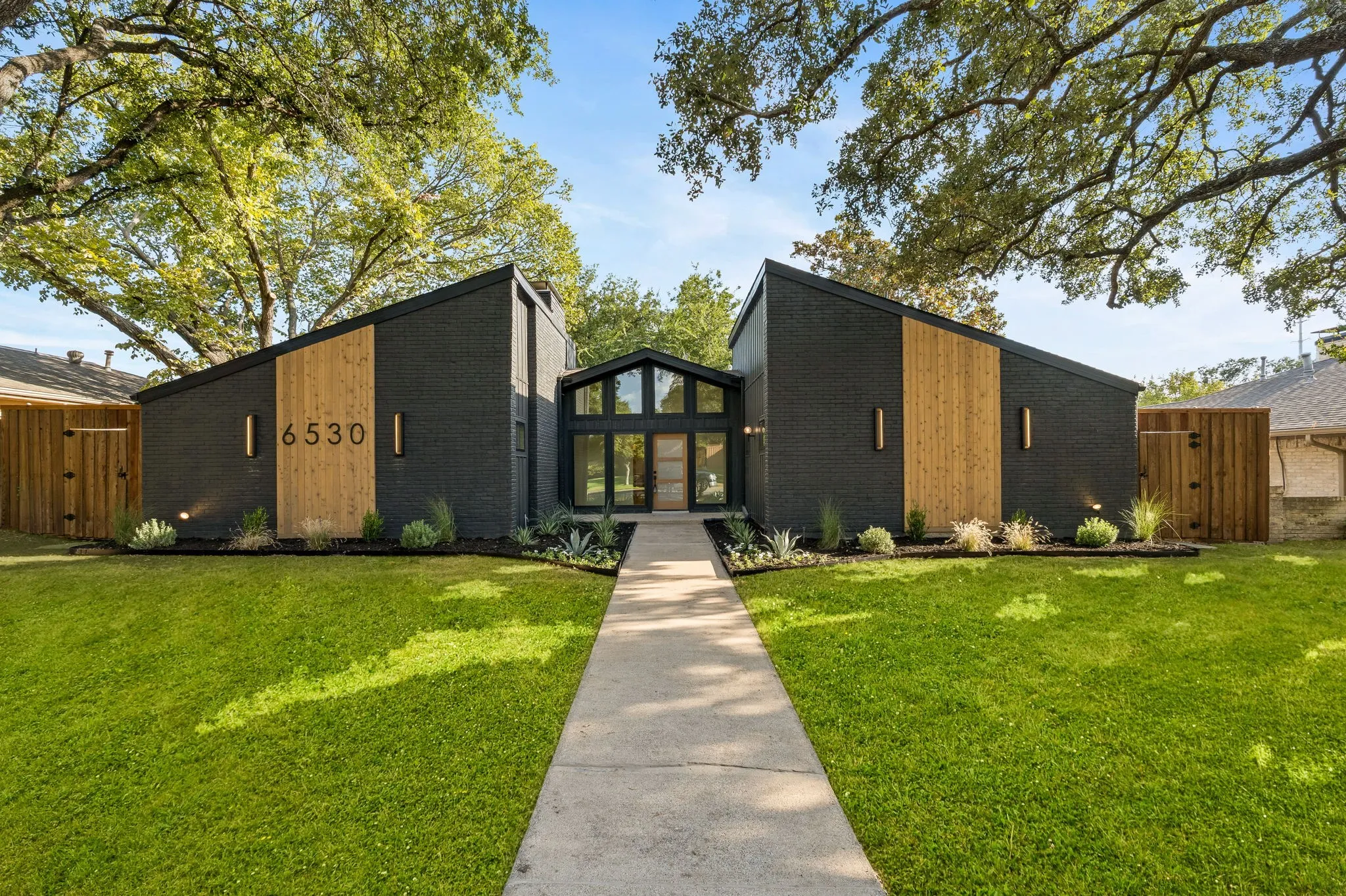 Single Family Residence For Sale in Dallas County , 6530 Southpoint Drive, Dallas, Texas 75248, 3 Bedroom, 4 Bathroom, 2 Garage spaces, 2,499 Sqft, built in 1973, mls#21394220, Real Estate Agent in Dallas, Homes For Sale in Dallas county, Homes For Sale in Dallas, Realtor in Dallas Texas, Real Estate Brokerage Independent Realty Texas, Luminita Cordes Realtor