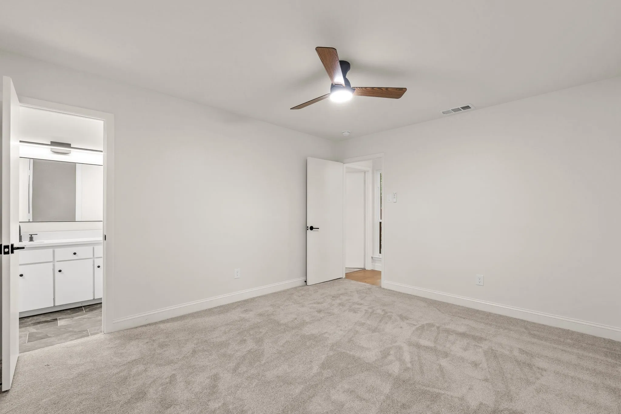 Single Family Residence For Sale in Dallas County , 6530 Southpoint Drive, Dallas, Texas 75248, 3 Bedroom, 4 Bathroom, 2 Garage spaces, 2,499 Sqft, built in 1973, mls#21394220, Real Estate Agent in Dallas, Homes For Sale in Dallas county, Homes For Sale in Dallas, Realtor in Dallas Texas, Real Estate Brokerage Independent Realty Texas, Luminita Cordes Realtor