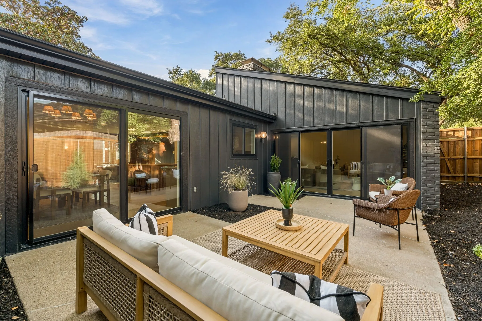Single Family Residence For Sale in Dallas County , 6530 Southpoint Drive, Dallas, Texas 75248, 3 Bedroom, 4 Bathroom, 2 Garage spaces, 2,499 Sqft, built in 1973, mls#21394220, Real Estate Agent in Dallas, Homes For Sale in Dallas county, Homes For Sale in Dallas, Realtor in Dallas Texas, Real Estate Brokerage Independent Realty Texas, Luminita Cordes Realtor