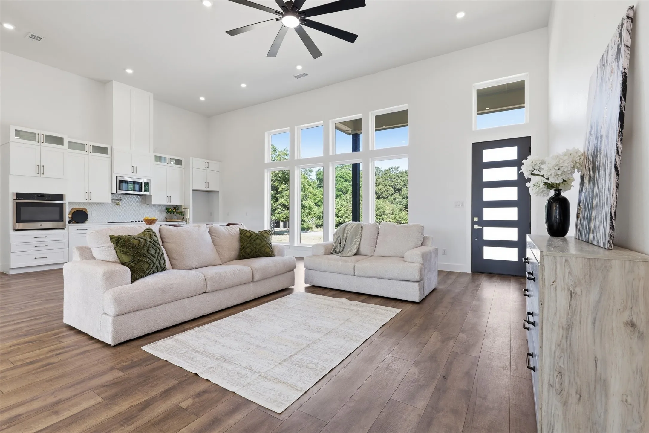 Open concept living, kithcen and dining area