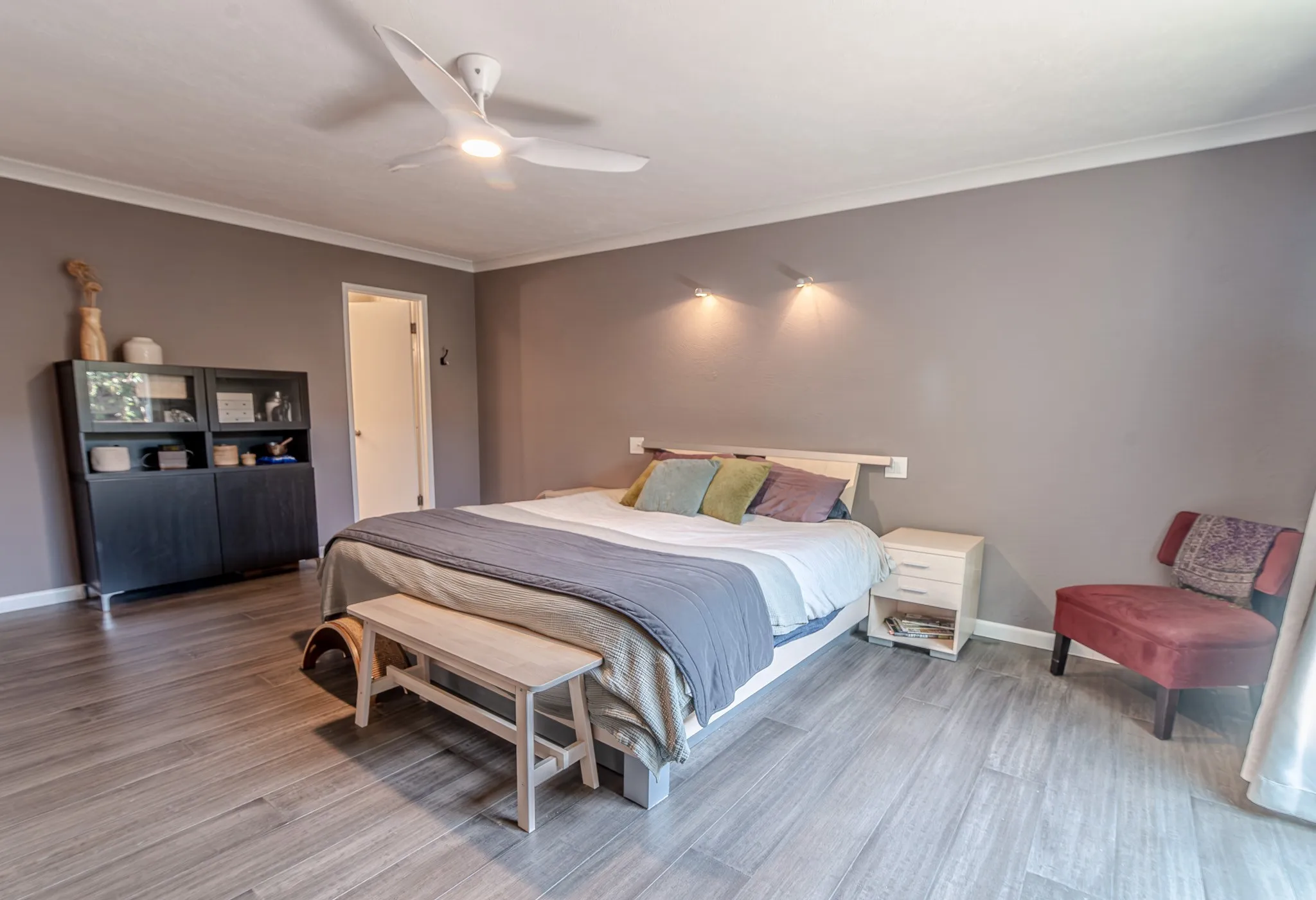 Wood-finish flooring with a ceiling fan