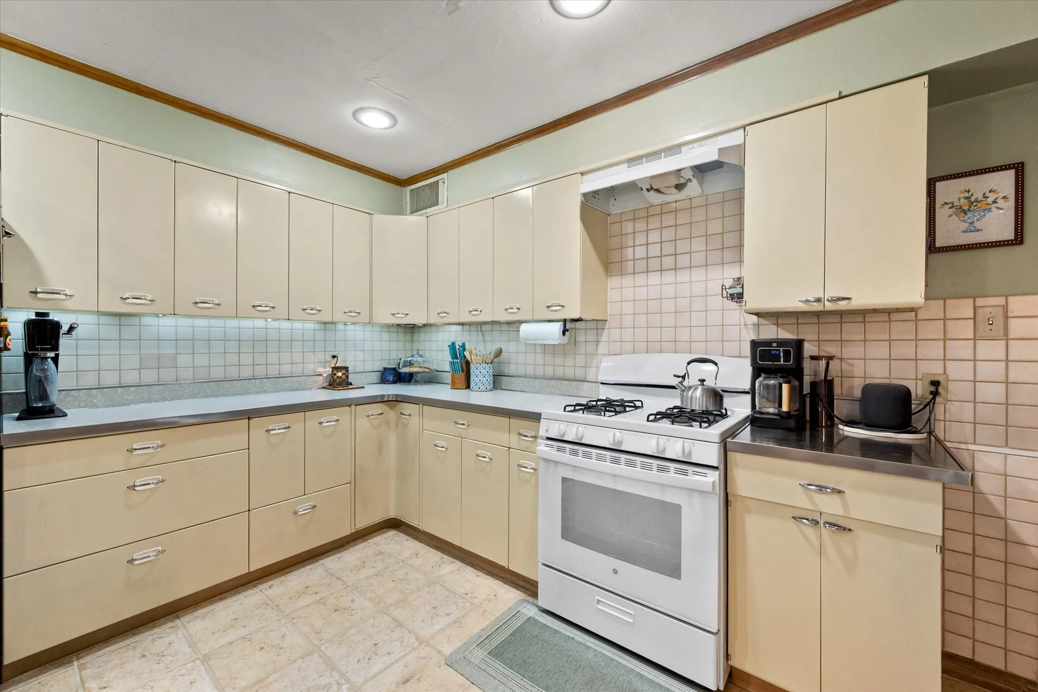 Single Family Residence For Sale in Henderson County , 708 S Palestine Street, Athens, Texas 75751, 3 Bedroom, 3 Bathroom, 2 Garage spaces, 3,053 Sqft, built in 1953, mls#21394457, Real Estate Agent in Athens, Homes For Sale in Henderson county, Homes For Sale in Athens, Realtor in Athens Texas, Real Estate Brokerage Independent Realty Texas, Luminita Cordes Realtor