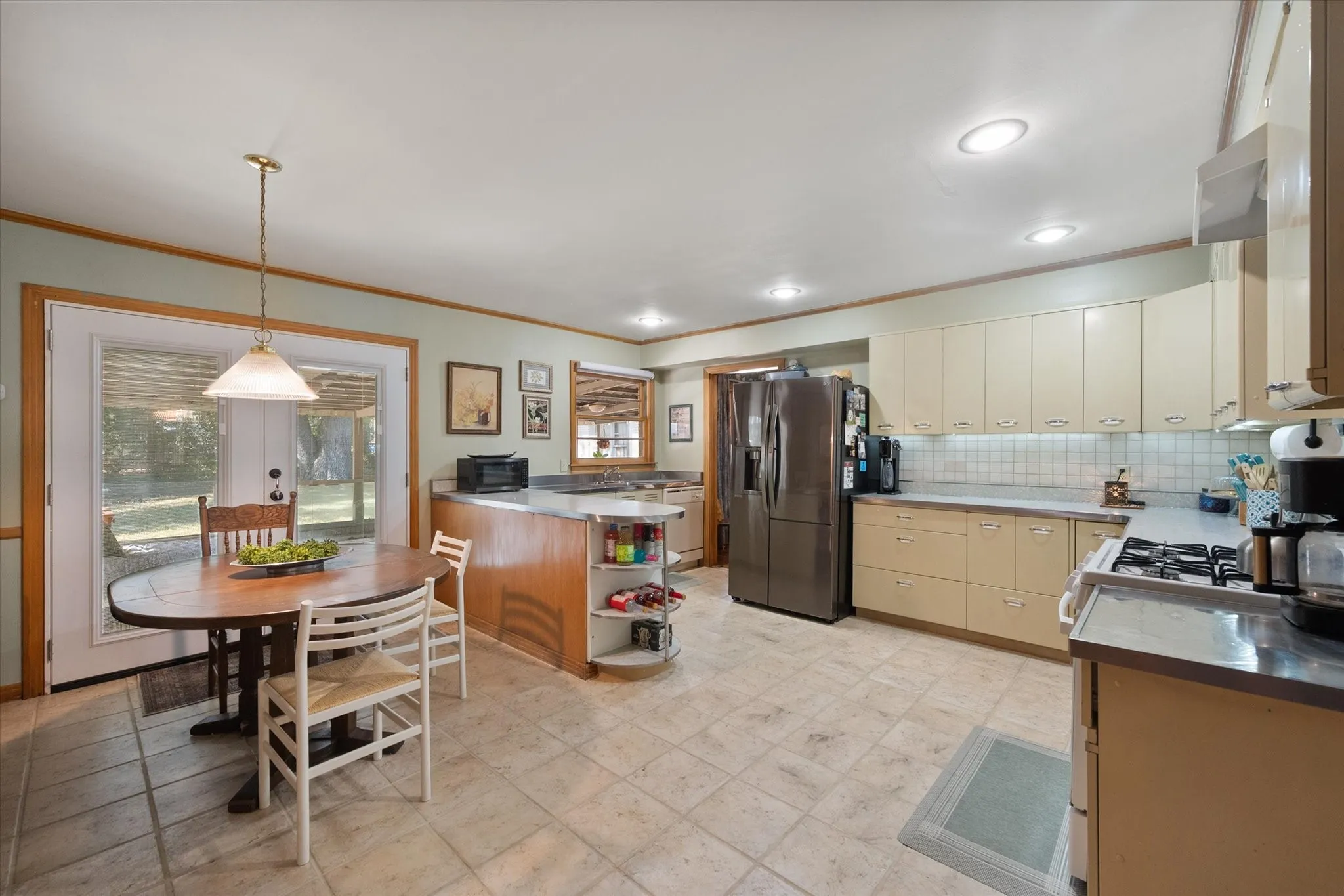 Single Family Residence For Sale in Henderson County , 708 S Palestine Street, Athens, Texas 75751, 3 Bedroom, 3 Bathroom, 2 Garage spaces, 3,053 Sqft, built in 1953, mls#21394457, Real Estate Agent in Athens, Homes For Sale in Henderson county, Homes For Sale in Athens, Realtor in Athens Texas, Real Estate Brokerage Independent Realty Texas, Luminita Cordes Realtor