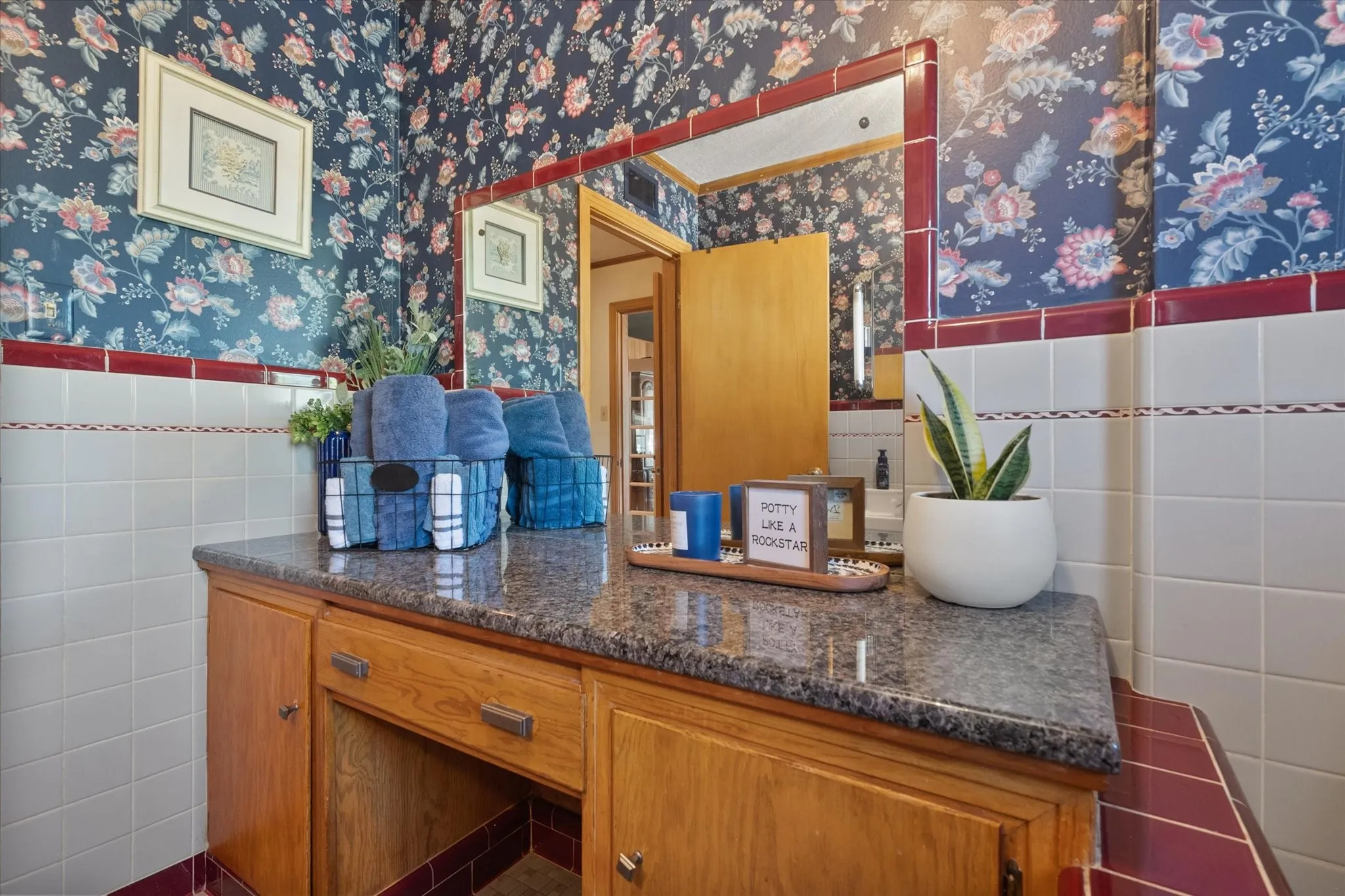 Single Family Residence For Sale in Henderson County , 708 S Palestine Street, Athens, Texas 75751, 3 Bedroom, 3 Bathroom, 2 Garage spaces, 3,053 Sqft, built in 1953, mls#21394457, Real Estate Agent in Athens, Homes For Sale in Henderson county, Homes For Sale in Athens, Realtor in Athens Texas, Real Estate Brokerage Independent Realty Texas, Luminita Cordes Realtor
