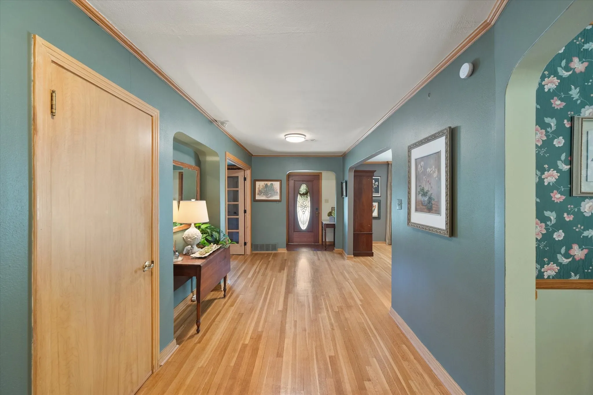 Single Family Residence For Sale in Henderson County , 708 S Palestine Street, Athens, Texas 75751, 3 Bedroom, 3 Bathroom, 2 Garage spaces, 3,053 Sqft, built in 1953, mls#21394457, Real Estate Agent in Athens, Homes For Sale in Henderson county, Homes For Sale in Athens, Realtor in Athens Texas, Real Estate Brokerage Independent Realty Texas, Luminita Cordes Realtor