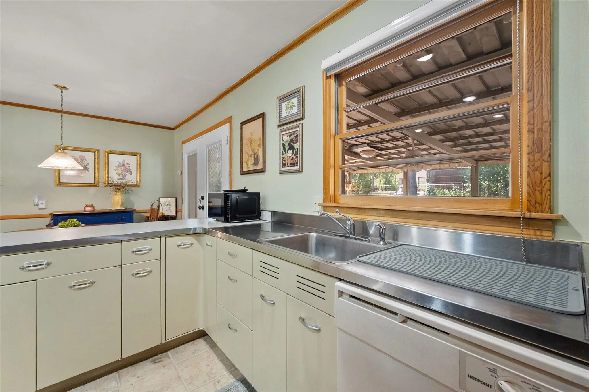 Single Family Residence For Sale in Henderson County , 708 S Palestine Street, Athens, Texas 75751, 3 Bedroom, 3 Bathroom, 2 Garage spaces, 3,053 Sqft, built in 1953, mls#21394457, Real Estate Agent in Athens, Homes For Sale in Henderson county, Homes For Sale in Athens, Realtor in Athens Texas, Real Estate Brokerage Independent Realty Texas, Luminita Cordes Realtor
