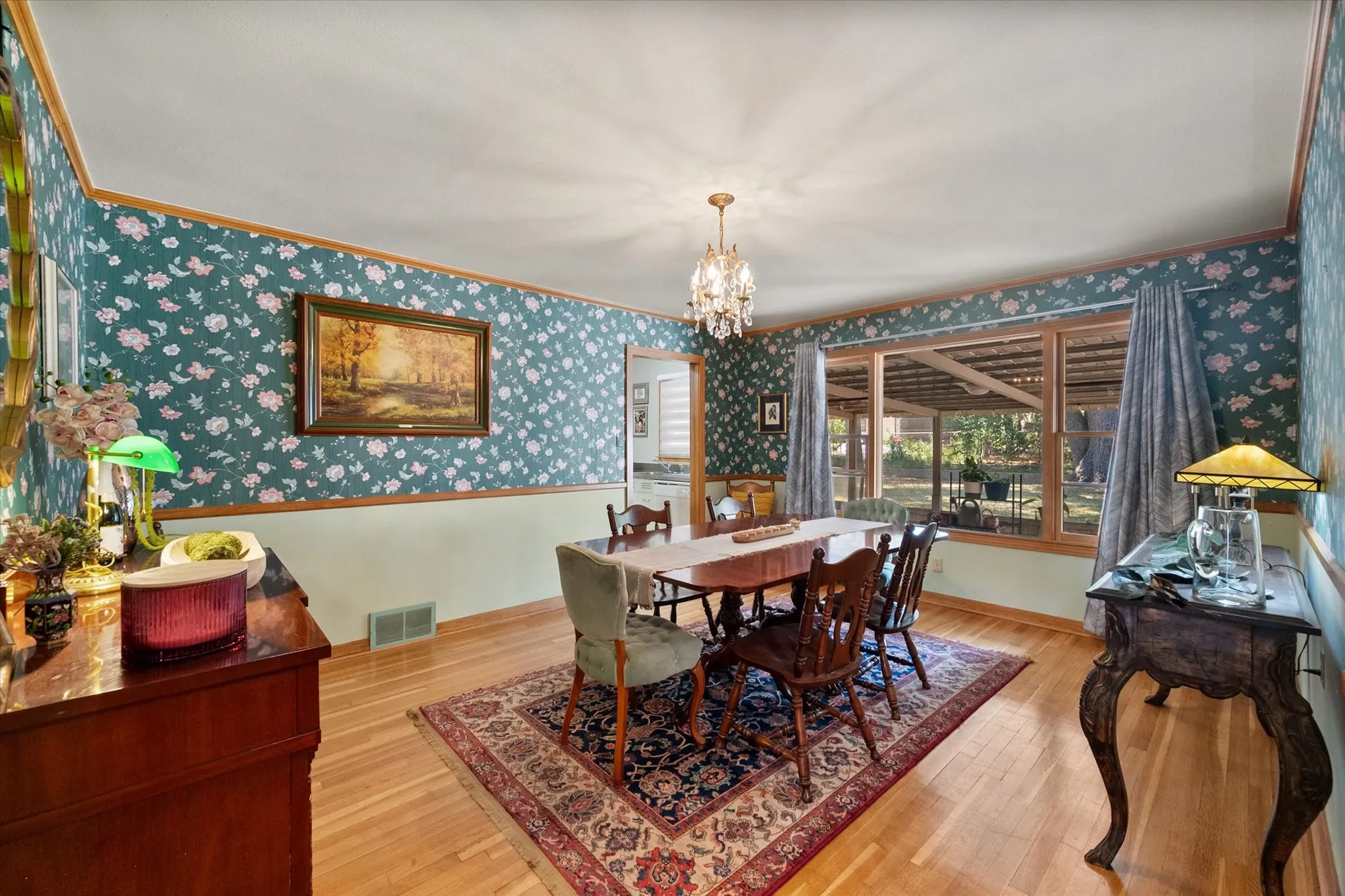 Single Family Residence For Sale in Henderson County , 708 S Palestine Street, Athens, Texas 75751, 3 Bedroom, 3 Bathroom, 2 Garage spaces, 3,053 Sqft, built in 1953, mls#21394457, Real Estate Agent in Athens, Homes For Sale in Henderson county, Homes For Sale in Athens, Realtor in Athens Texas, Real Estate Brokerage Independent Realty Texas, Luminita Cordes Realtor