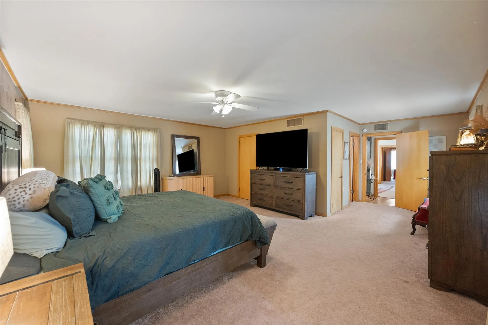 Single Family Residence For Sale in Henderson County , 708 S Palestine Street, Athens, Texas 75751, 3 Bedroom, 3 Bathroom, 2 Garage spaces, 3,053 Sqft, built in 1953, mls#21394457, Real Estate Agent in Athens, Homes For Sale in Henderson county, Homes For Sale in Athens, Realtor in Athens Texas, Real Estate Brokerage Independent Realty Texas, Luminita Cordes Realtor