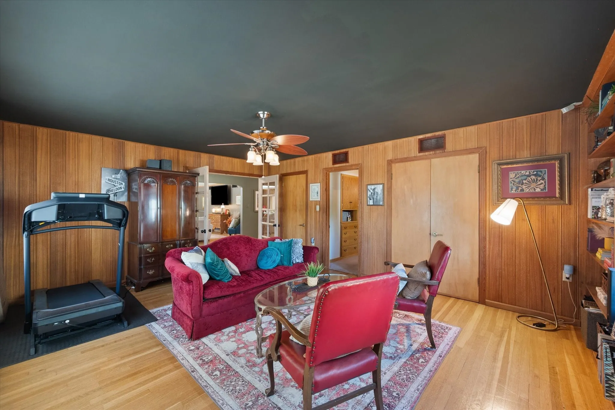 Single Family Residence For Sale in Henderson County , 708 S Palestine Street, Athens, Texas 75751, 3 Bedroom, 3 Bathroom, 2 Garage spaces, 3,053 Sqft, built in 1953, mls#21394457, Real Estate Agent in Athens, Homes For Sale in Henderson county, Homes For Sale in Athens, Realtor in Athens Texas, Real Estate Brokerage Independent Realty Texas, Luminita Cordes Realtor