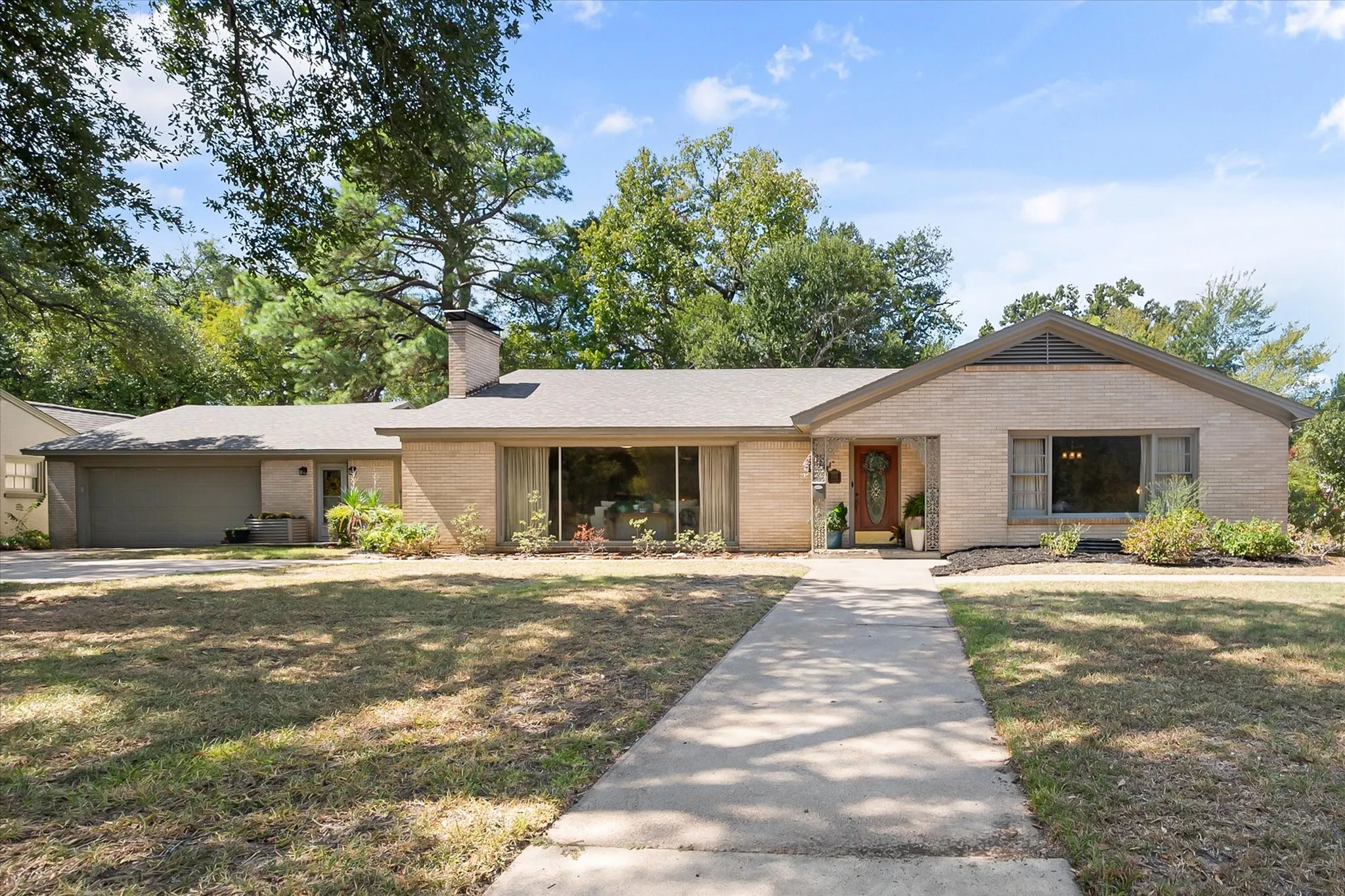 Single Family Residence For Sale in Henderson County , 708 S Palestine Street, Athens, Texas 75751, 3 Bedroom, 3 Bathroom, 2 Garage spaces, 3,053 Sqft, built in 1953, mls#21394457, Real Estate Agent in Athens, Homes For Sale in Henderson county, Homes For Sale in Athens, Realtor in Athens Texas, Real Estate Brokerage Independent Realty Texas, Luminita Cordes Realtor