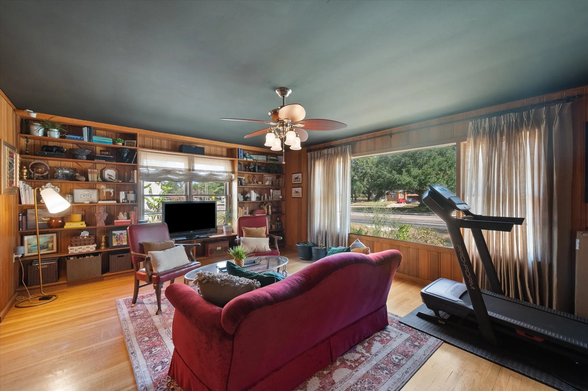 Single Family Residence For Sale in Henderson County , 708 S Palestine Street, Athens, Texas 75751, 3 Bedroom, 3 Bathroom, 2 Garage spaces, 3,053 Sqft, built in 1953, mls#21394457, Real Estate Agent in Athens, Homes For Sale in Henderson county, Homes For Sale in Athens, Realtor in Athens Texas, Real Estate Brokerage Independent Realty Texas, Luminita Cordes Realtor