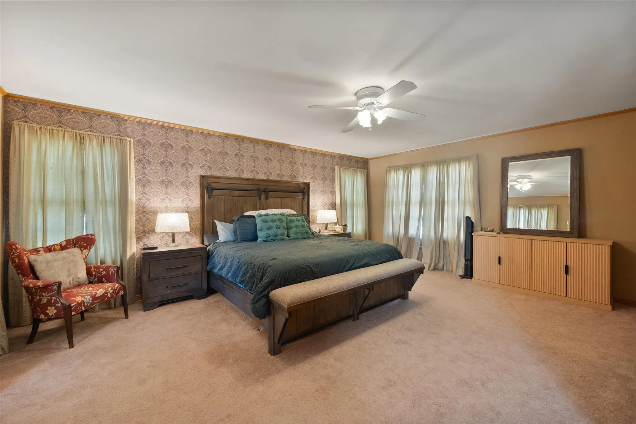 Single Family Residence For Sale in Henderson County , 708 S Palestine Street, Athens, Texas 75751, 3 Bedroom, 3 Bathroom, 2 Garage spaces, 3,053 Sqft, built in 1953, mls#21394457, Real Estate Agent in Athens, Homes For Sale in Henderson county, Homes For Sale in Athens, Realtor in Athens Texas, Real Estate Brokerage Independent Realty Texas, Luminita Cordes Realtor