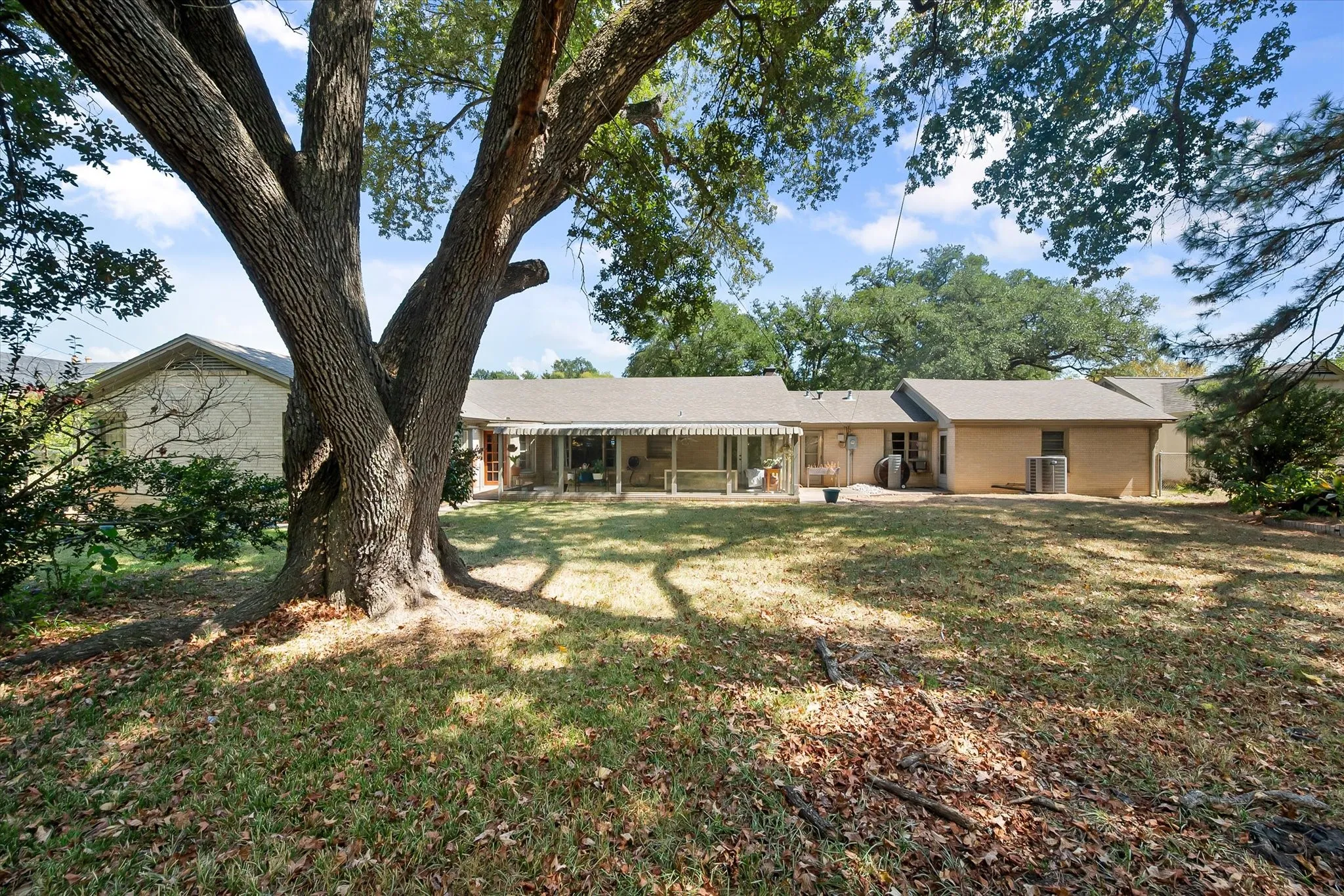 Single Family Residence For Sale in Henderson County , 708 S Palestine Street, Athens, Texas 75751, 3 Bedroom, 3 Bathroom, 2 Garage spaces, 3,053 Sqft, built in 1953, mls#21394457, Real Estate Agent in Athens, Homes For Sale in Henderson county, Homes For Sale in Athens, Realtor in Athens Texas, Real Estate Brokerage Independent Realty Texas, Luminita Cordes Realtor