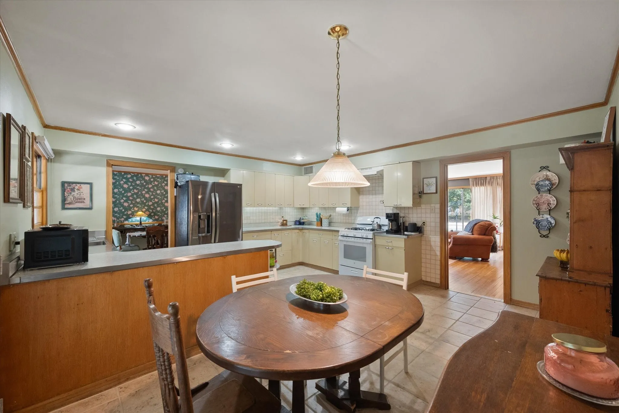 Single Family Residence For Sale in Henderson County , 708 S Palestine Street, Athens, Texas 75751, 3 Bedroom, 3 Bathroom, 2 Garage spaces, 3,053 Sqft, built in 1953, mls#21394457, Real Estate Agent in Athens, Homes For Sale in Henderson county, Homes For Sale in Athens, Realtor in Athens Texas, Real Estate Brokerage Independent Realty Texas, Luminita Cordes Realtor