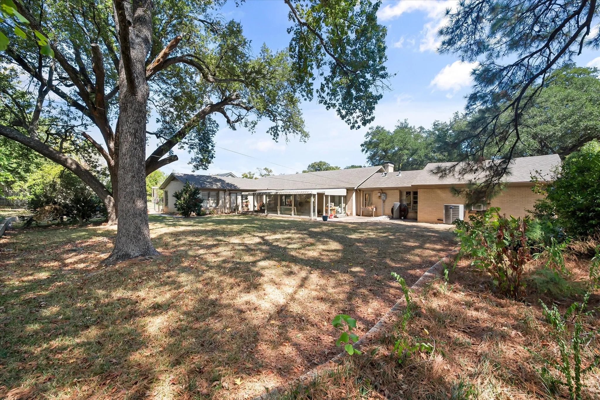 Single Family Residence For Sale in Henderson County , 708 S Palestine Street, Athens, Texas 75751, 3 Bedroom, 3 Bathroom, 2 Garage spaces, 3,053 Sqft, built in 1953, mls#21394457, Real Estate Agent in Athens, Homes For Sale in Henderson county, Homes For Sale in Athens, Realtor in Athens Texas, Real Estate Brokerage Independent Realty Texas, Luminita Cordes Realtor