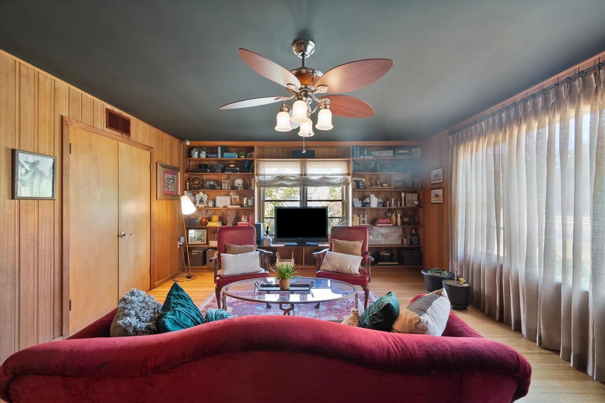 Single Family Residence For Sale in Henderson County , 708 S Palestine Street, Athens, Texas 75751, 3 Bedroom, 3 Bathroom, 2 Garage spaces, 3,053 Sqft, built in 1953, mls#21394457, Real Estate Agent in Athens, Homes For Sale in Henderson county, Homes For Sale in Athens, Realtor in Athens Texas, Real Estate Brokerage Independent Realty Texas, Luminita Cordes Realtor