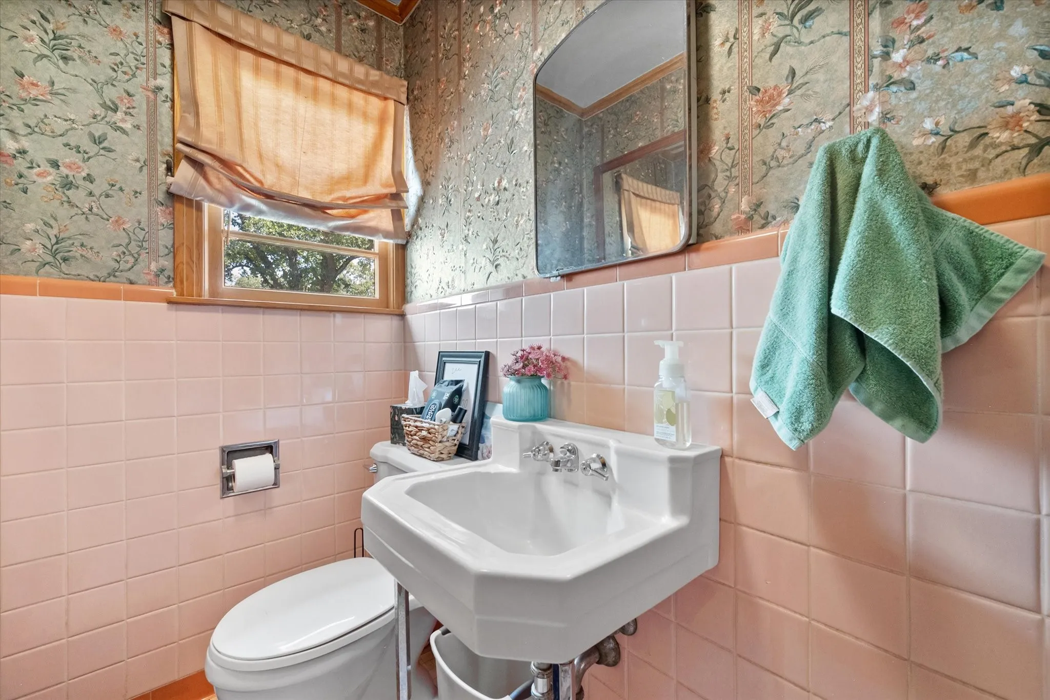 Single Family Residence For Sale in Henderson County , 708 S Palestine Street, Athens, Texas 75751, 3 Bedroom, 3 Bathroom, 2 Garage spaces, 3,053 Sqft, built in 1953, mls#21394457, Real Estate Agent in Athens, Homes For Sale in Henderson county, Homes For Sale in Athens, Realtor in Athens Texas, Real Estate Brokerage Independent Realty Texas, Luminita Cordes Realtor