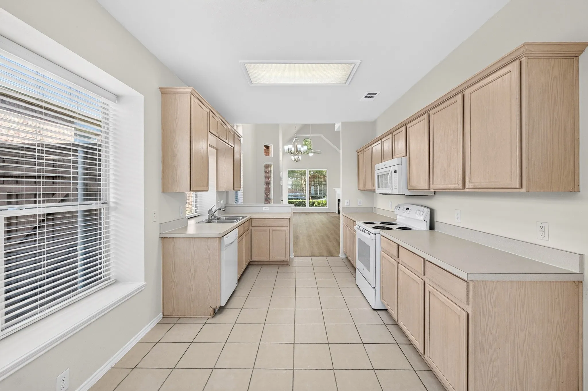 Single Family Residence For Sale in Collin County , 6883 Winston Drive, Frisco, Texas 75035, 3 Bedroom, 3 Bathroom, 2 Garage spaces, 2,004 Sqft, built in 2000, mls#21394967, Real Estate Agent in Frisco, Homes For Sale in Collin county, Homes For Sale in Frisco, Realtor in Frisco Texas, Real Estate Brokerage Independent Realty Texas, Luminita Cordes Realtor