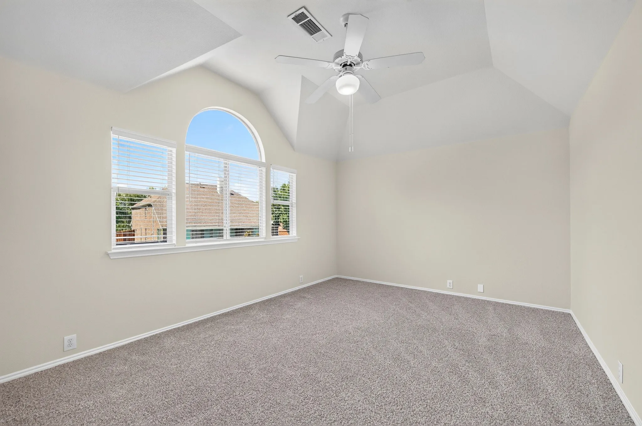 Single Family Residence For Sale in Collin County , 6883 Winston Drive, Frisco, Texas 75035, 3 Bedroom, 3 Bathroom, 2 Garage spaces, 2,004 Sqft, built in 2000, mls#21394967, Real Estate Agent in Frisco, Homes For Sale in Collin county, Homes For Sale in Frisco, Realtor in Frisco Texas, Real Estate Brokerage Independent Realty Texas, Luminita Cordes Realtor