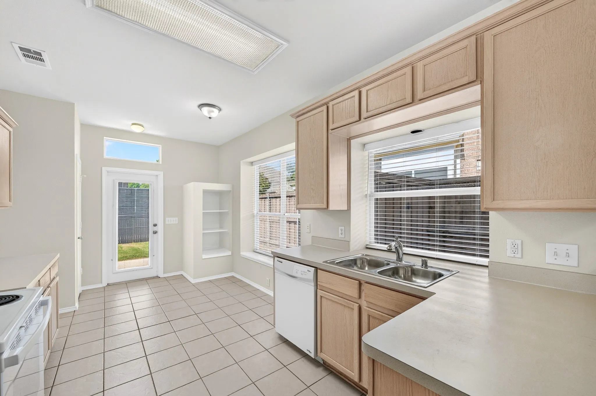 Single Family Residence For Sale in Collin County , 6883 Winston Drive, Frisco, Texas 75035, 3 Bedroom, 3 Bathroom, 2 Garage spaces, 2,004 Sqft, built in 2000, mls#21394967, Real Estate Agent in Frisco, Homes For Sale in Collin county, Homes For Sale in Frisco, Realtor in Frisco Texas, Real Estate Brokerage Independent Realty Texas, Luminita Cordes Realtor