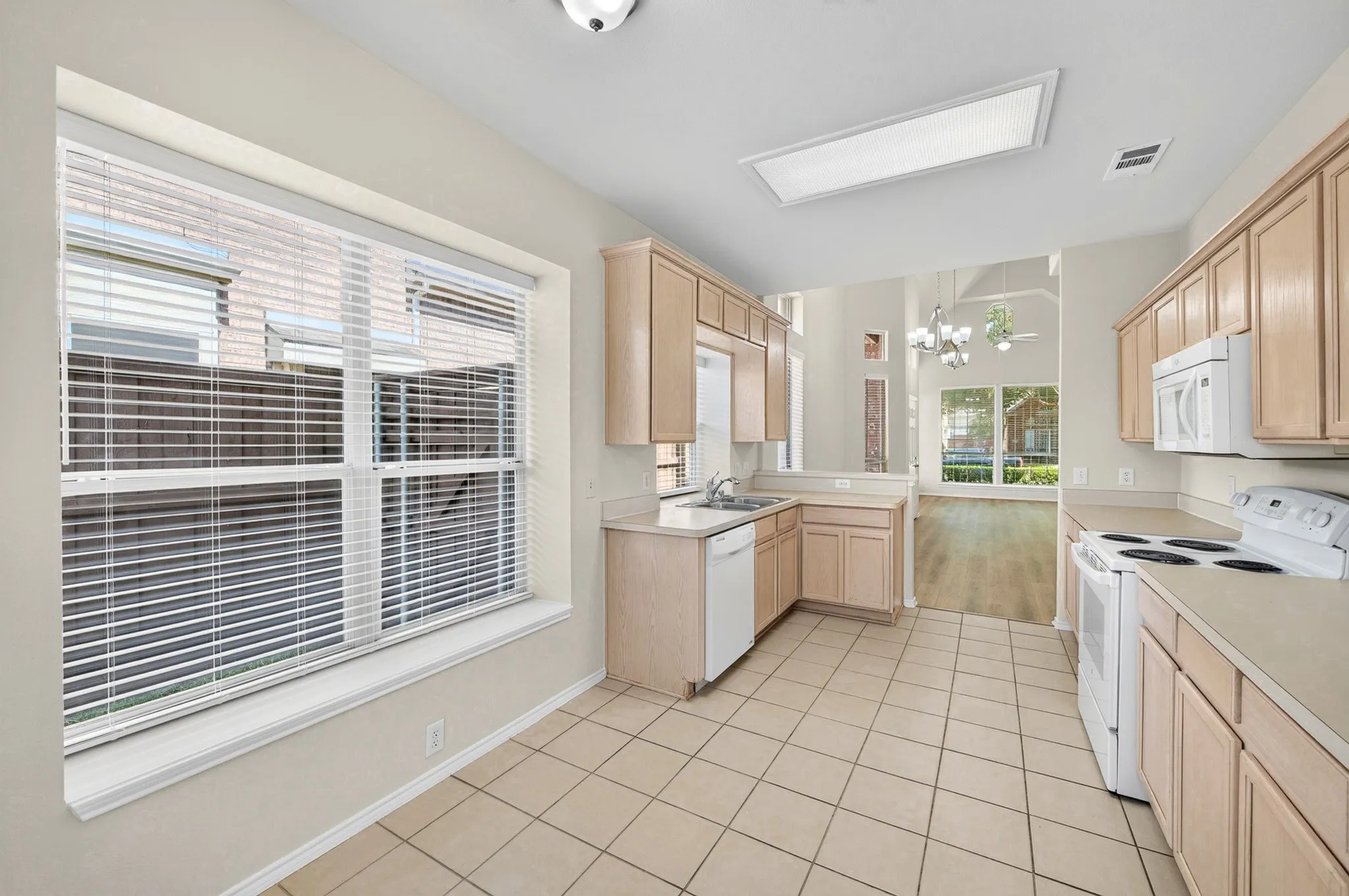 Single Family Residence For Sale in Collin County , 6883 Winston Drive, Frisco, Texas 75035, 3 Bedroom, 3 Bathroom, 2 Garage spaces, 2,004 Sqft, built in 2000, mls#21394967, Real Estate Agent in Frisco, Homes For Sale in Collin county, Homes For Sale in Frisco, Realtor in Frisco Texas, Real Estate Brokerage Independent Realty Texas, Luminita Cordes Realtor