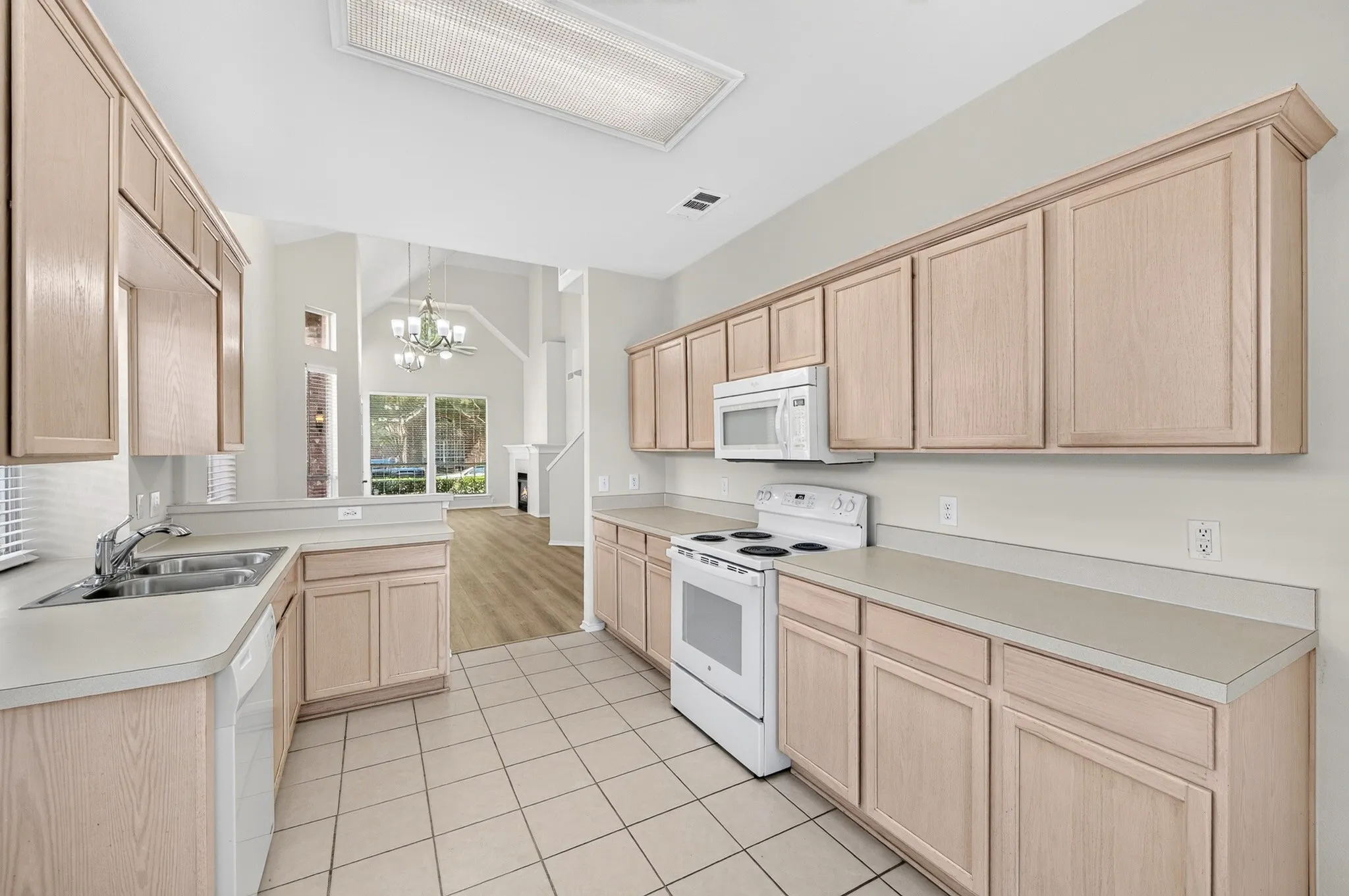 Single Family Residence For Sale in Collin County , 6883 Winston Drive, Frisco, Texas 75035, 3 Bedroom, 3 Bathroom, 2 Garage spaces, 2,004 Sqft, built in 2000, mls#21394967, Real Estate Agent in Frisco, Homes For Sale in Collin county, Homes For Sale in Frisco, Realtor in Frisco Texas, Real Estate Brokerage Independent Realty Texas, Luminita Cordes Realtor
