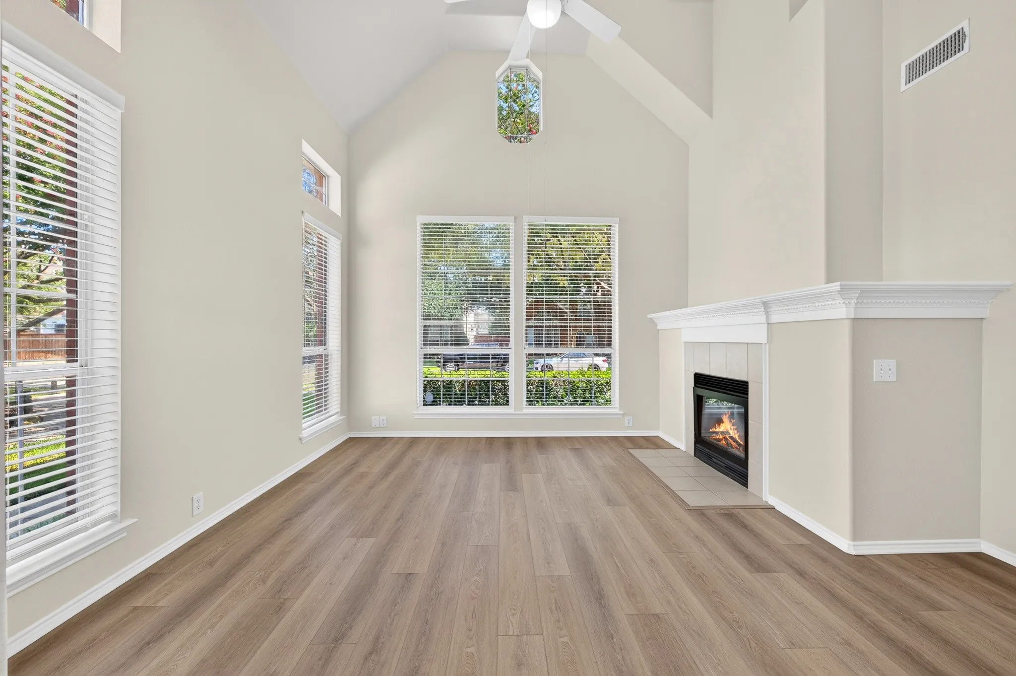 Single Family Residence For Sale in Collin County , 6883 Winston Drive, Frisco, Texas 75035, 3 Bedroom, 3 Bathroom, 2 Garage spaces, 2,004 Sqft, built in 2000, mls#21394967, Real Estate Agent in Frisco, Homes For Sale in Collin county, Homes For Sale in Frisco, Realtor in Frisco Texas, Real Estate Brokerage Independent Realty Texas, Luminita Cordes Realtor