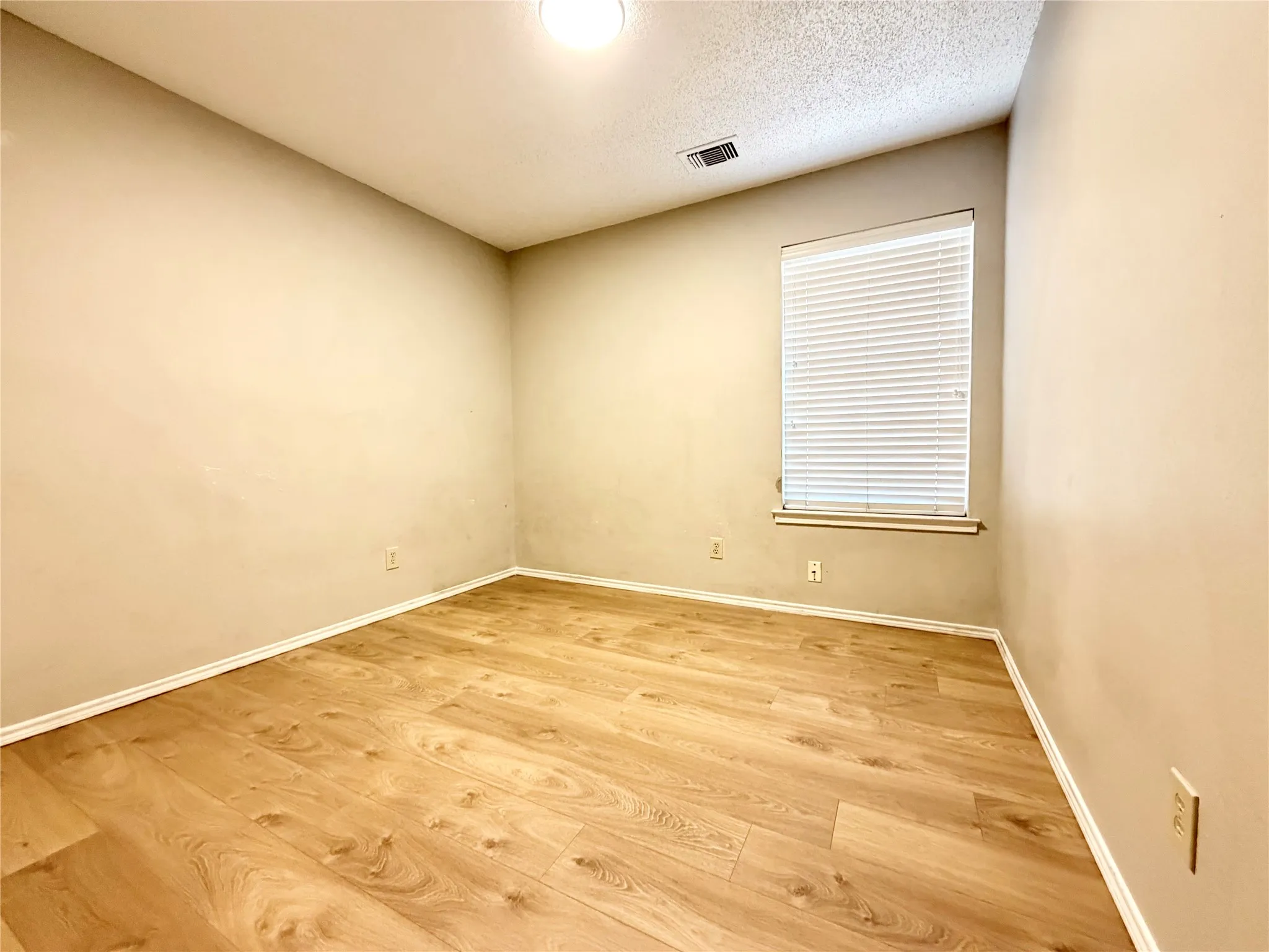 Single Family Residence For Rent in Tarrant County , 2735 Wentworth Drive, Grand Prairie, Texas 75052, 3 Bedroom, 2 Bathroom, 2 Garage spaces, 1,680 Sqft, built in 1986, mls#21395497, Real Estate Agent in Grand Prairie, Homes For Rent in Tarrant county, Homes For Rent in Grand Prairie, Realtor in Grand Prairie Texas, Real Estate Brokerage Independent Realty Texas, Luminita Cordes Realtor