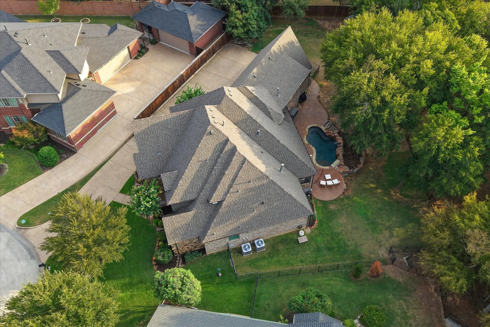 The trail system also ties directly into Trophy Club Park, an approximately 875-acre recreation area along Grapevine Lake offering miles of hiking and mountain biking trails, disc golf, kayaking access, fishing, and abundant nature viewing.