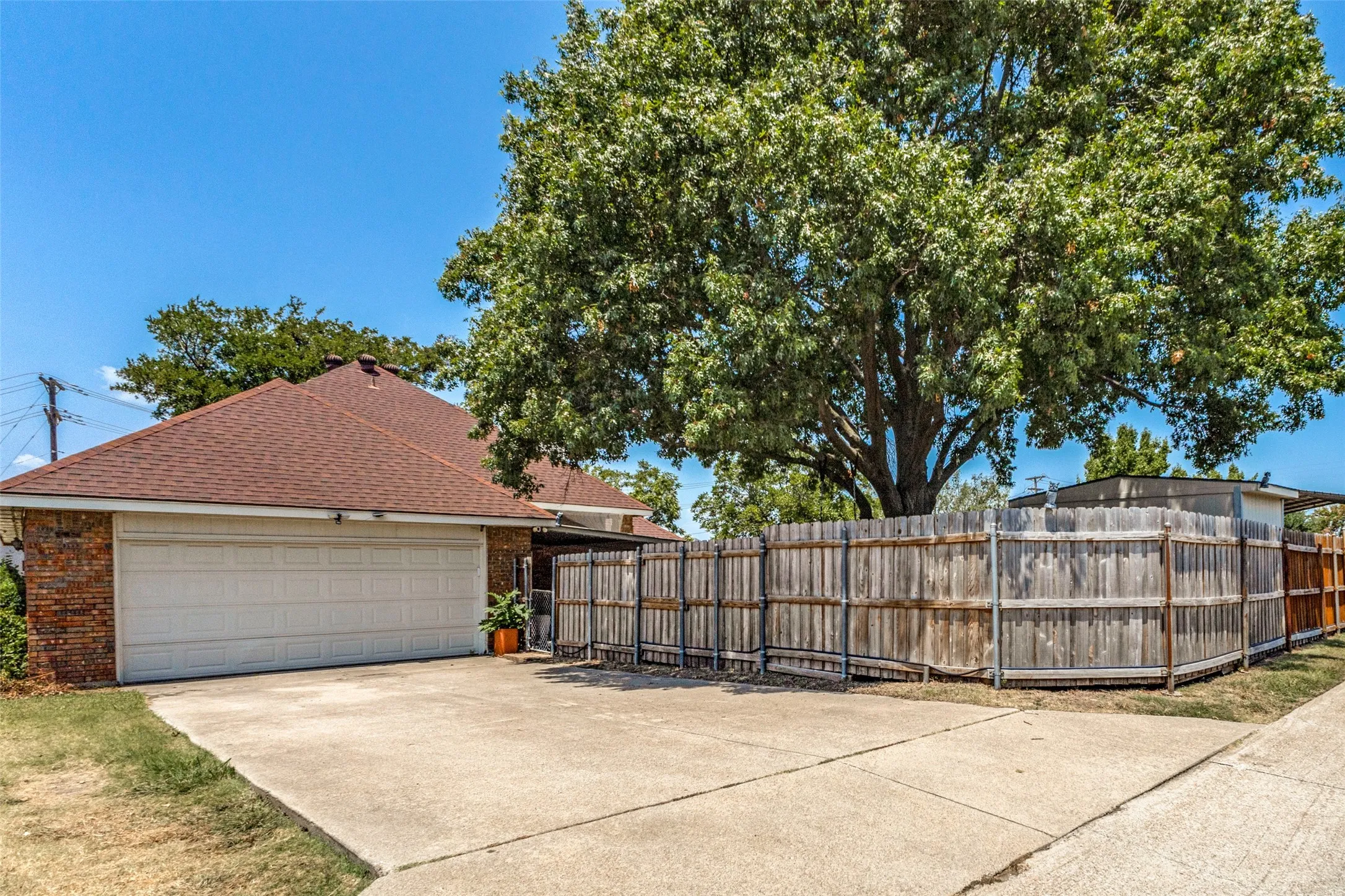 Single Family Residence For Rent in Collin County , 204 N W A Allen Boulevard, Wylie, Texas 75098, 3 Bedroom, 2 Bathroom, 4 Garage spaces, 1,455 Sqft, built in 1987, mls#21395501, Real Estate Agent in Wylie, Homes For Rent in Collin county, Homes For Rent in Wylie, Realtor in Wylie Texas, Real Estate Brokerage Independent Realty Texas, Luminita Cordes Realtor